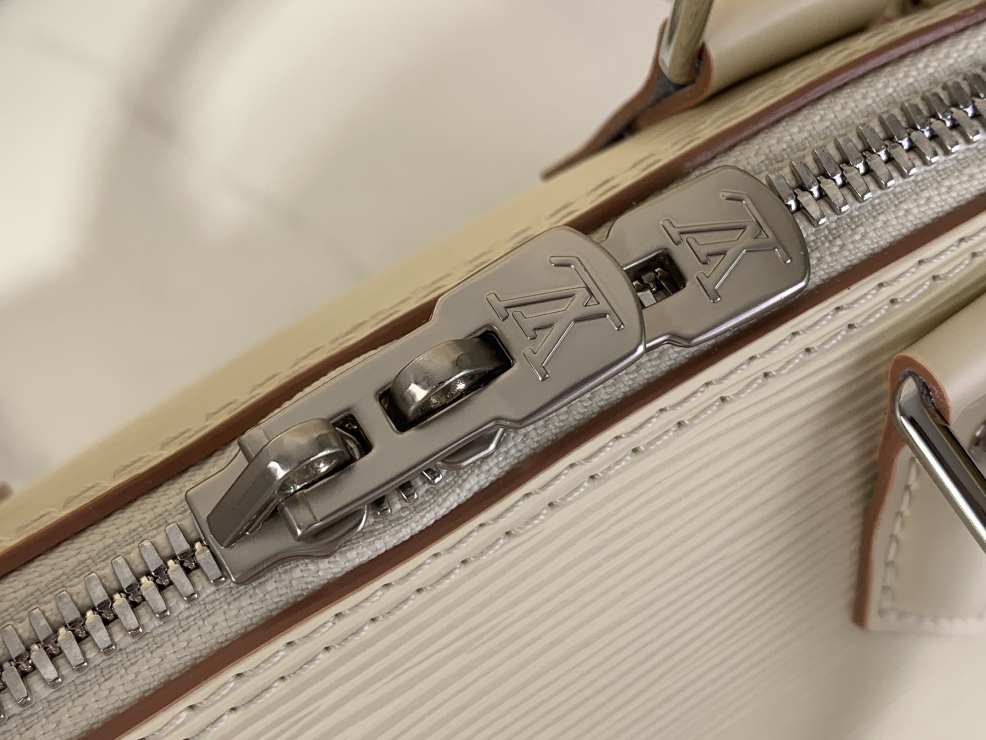 Louis Vuitton Basic Bag White M-l-s