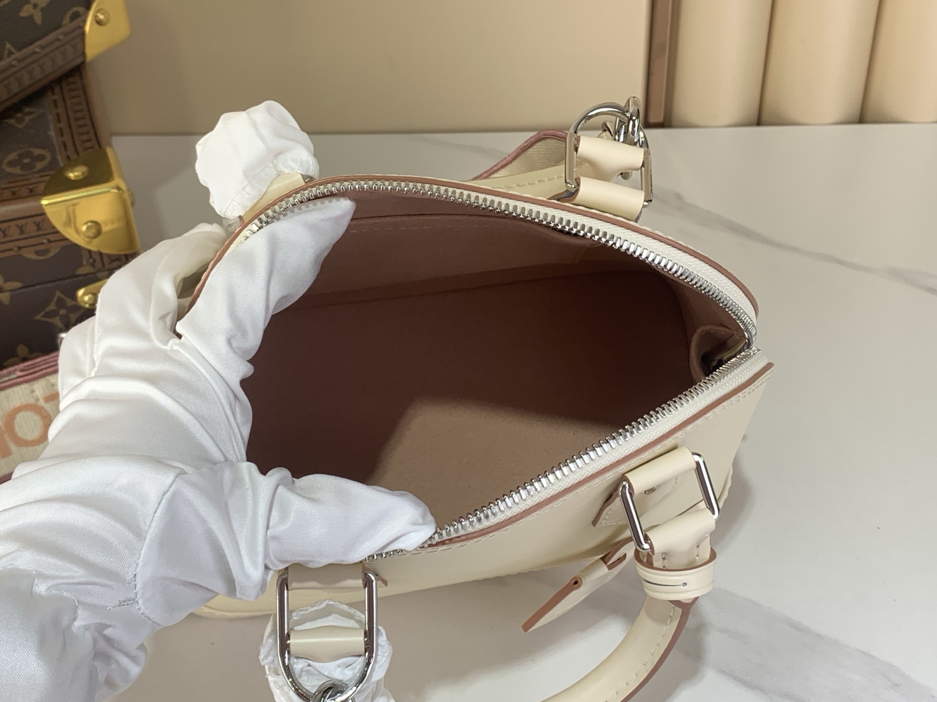 Louis Vuitton Basic Bag White M-l-s