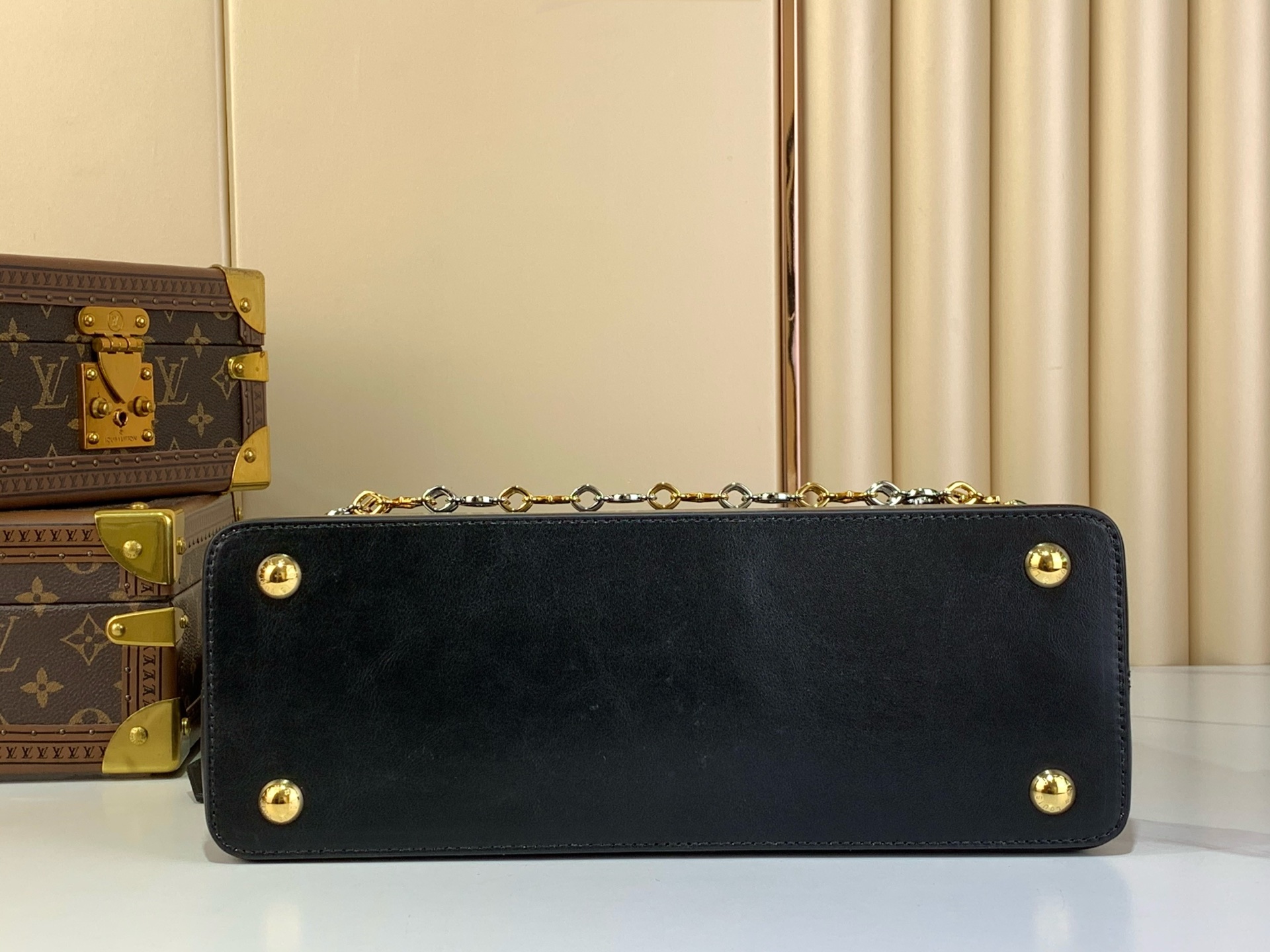 Basic Bag Cow Leather Black M-l-s