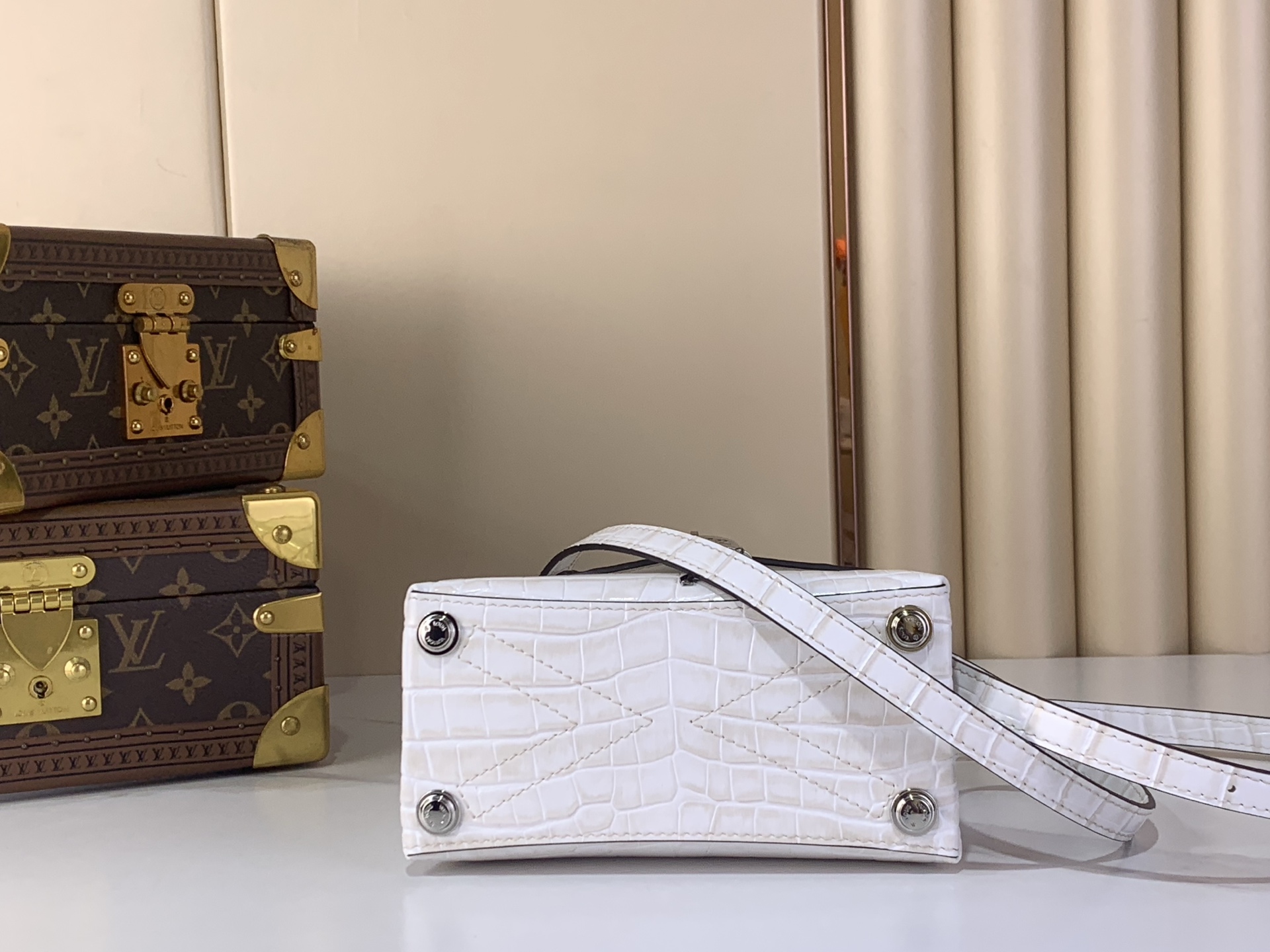 Louis Vuitton Basic Bag White M-s