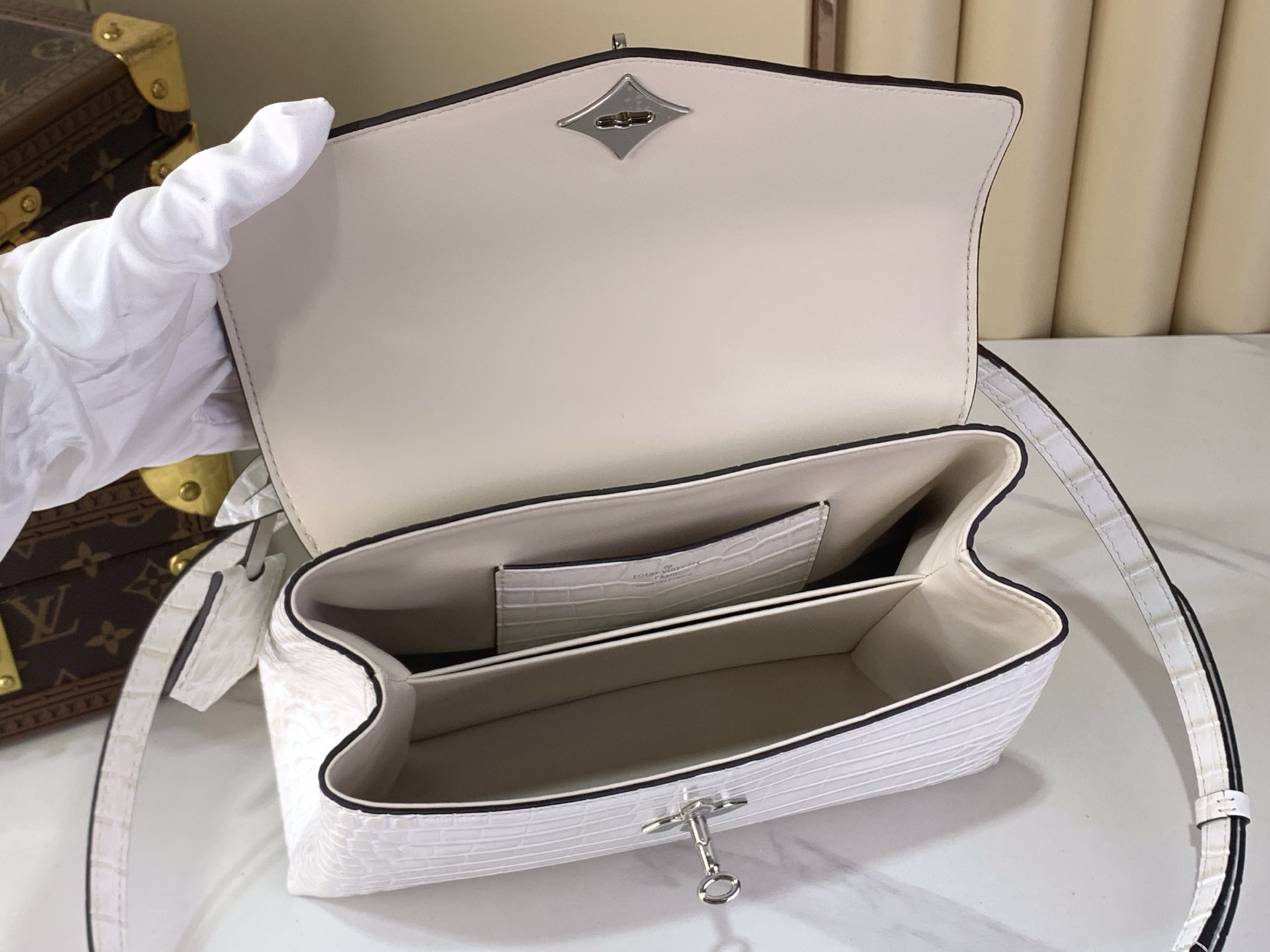 Louis Vuitton Basic Bag White M-s