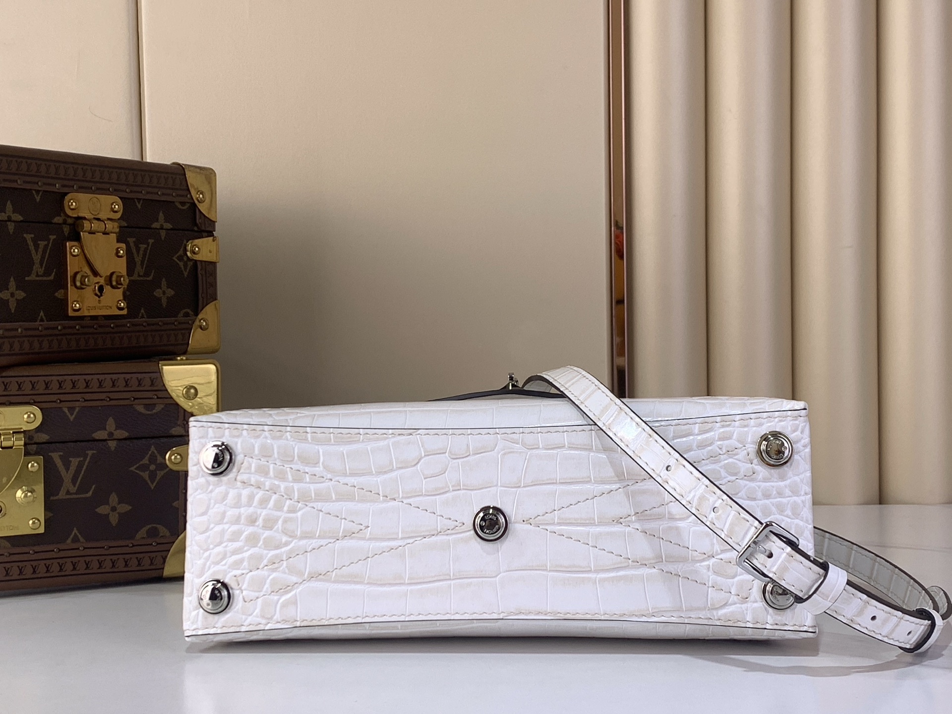 Louis Vuitton Basic Bag White M-s