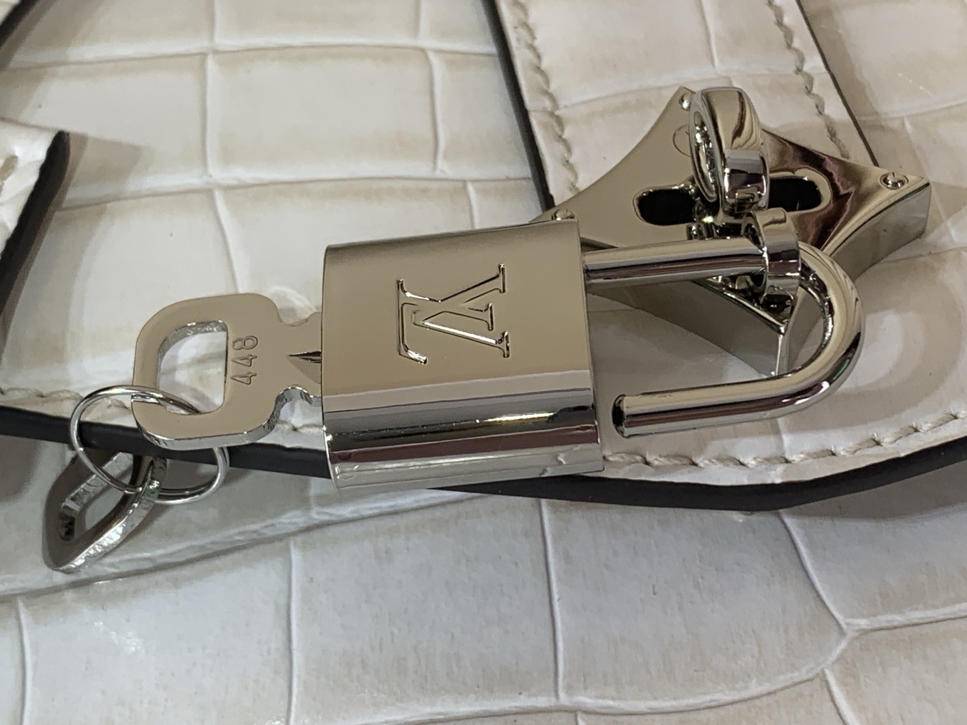 Louis Vuitton Basic Bag White M-s