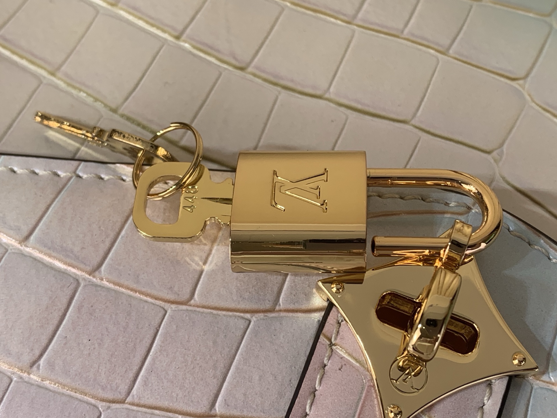 Louis Vuitton Basic Bag M-s