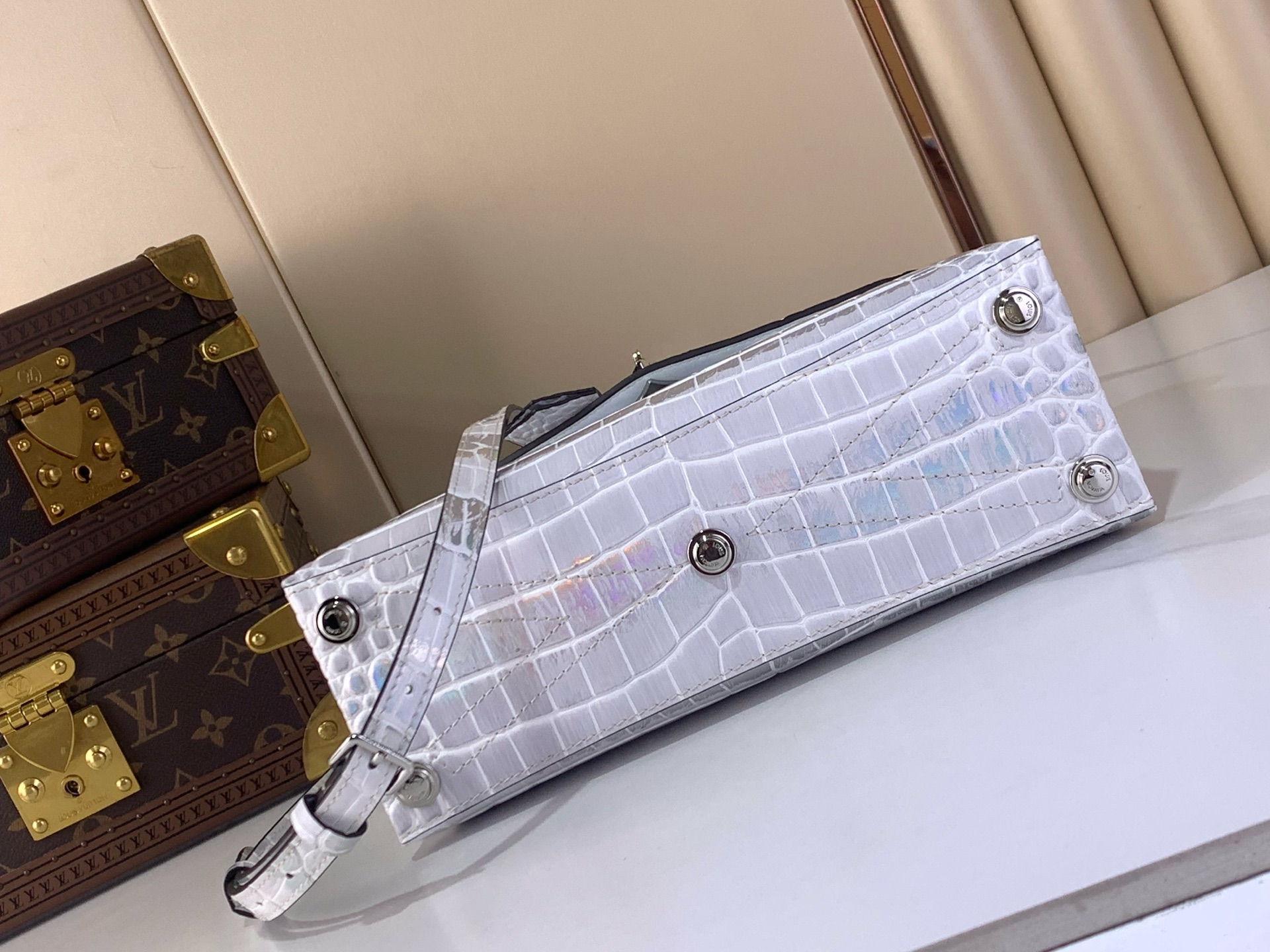 Louis Vuitton Basic Bag M-s