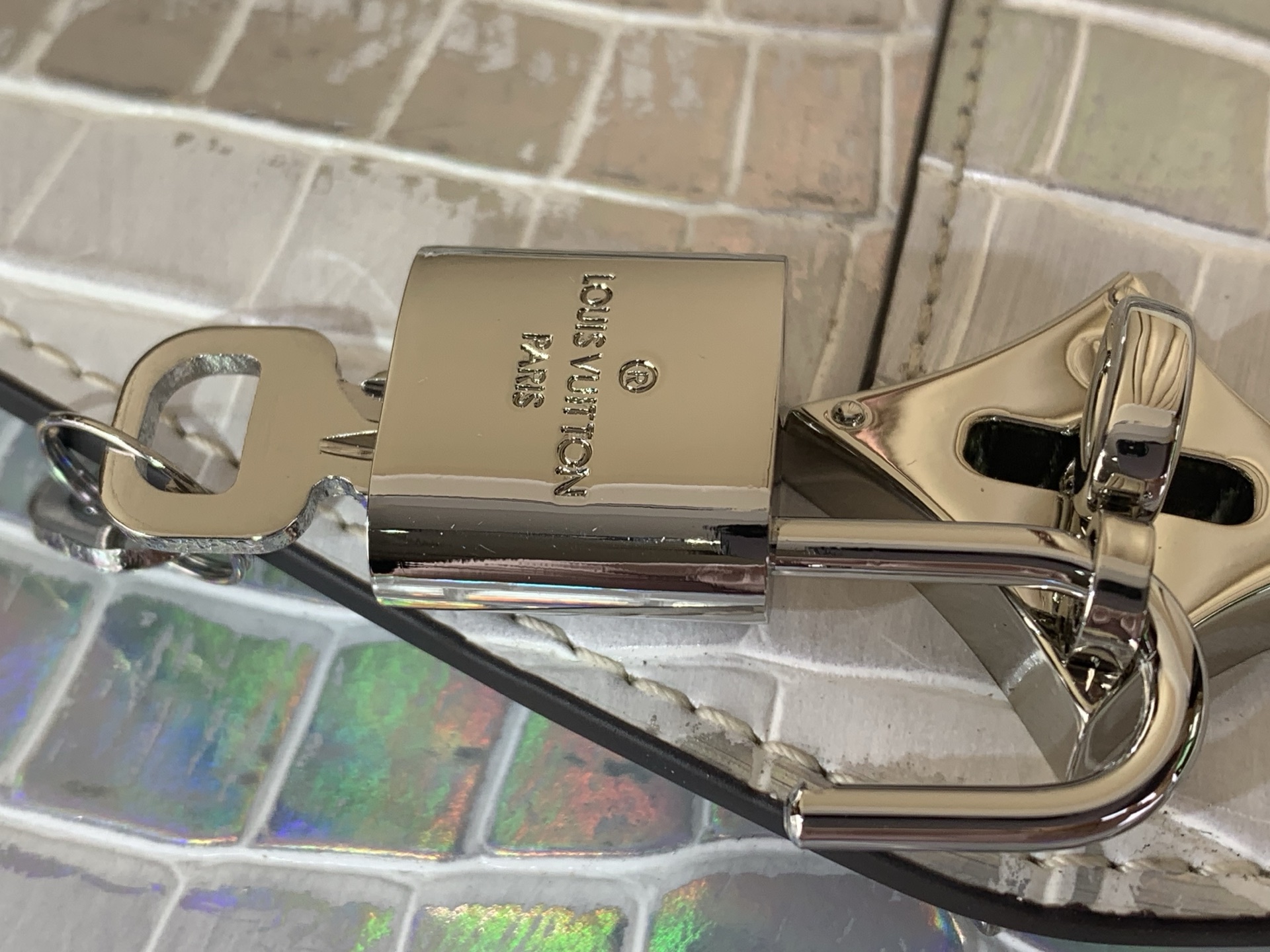 Louis Vuitton Basic Bag M-s