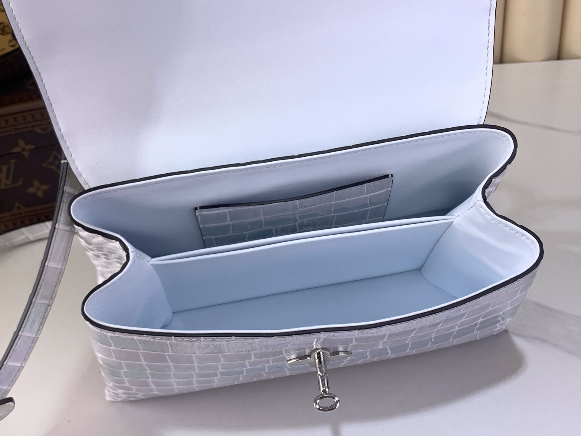 Louis Vuitton Basic Bag M-s