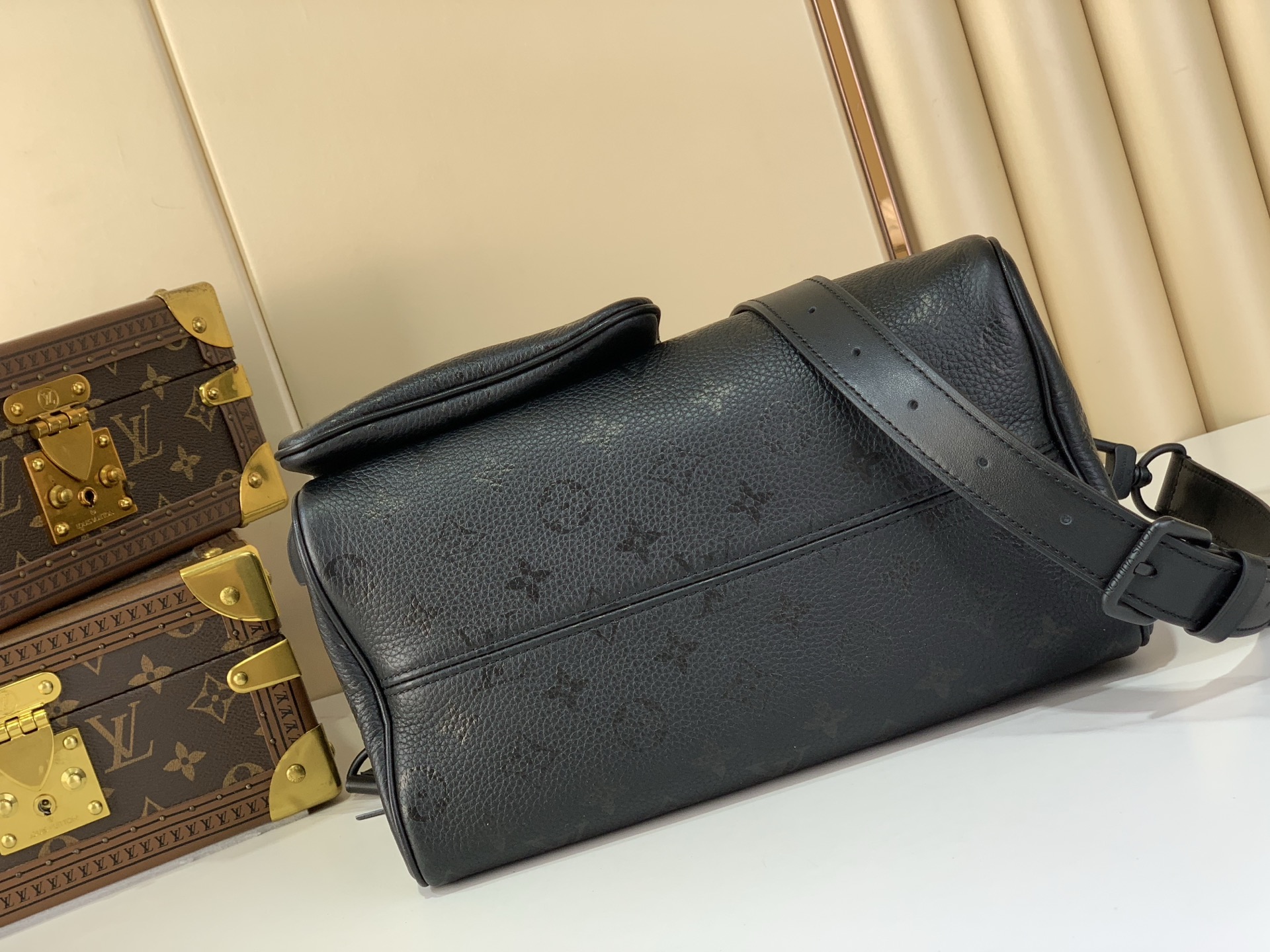 Louis Vuitton Basic Bag Cow Leather Black M-l-s