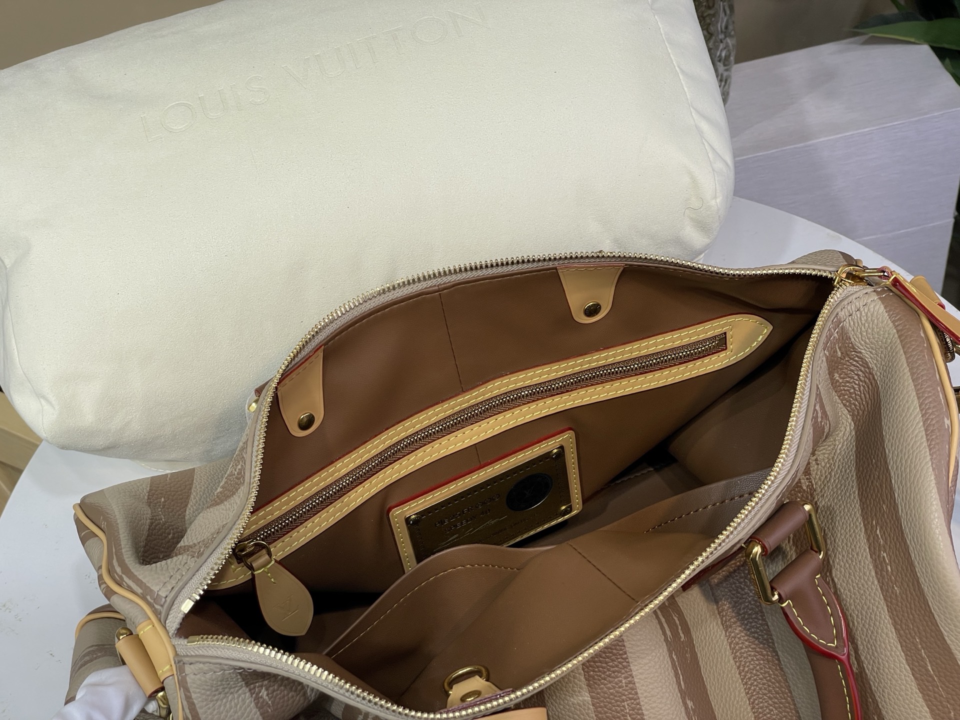 Louis Vuitton Basic Bag Cow Leather M-l-s