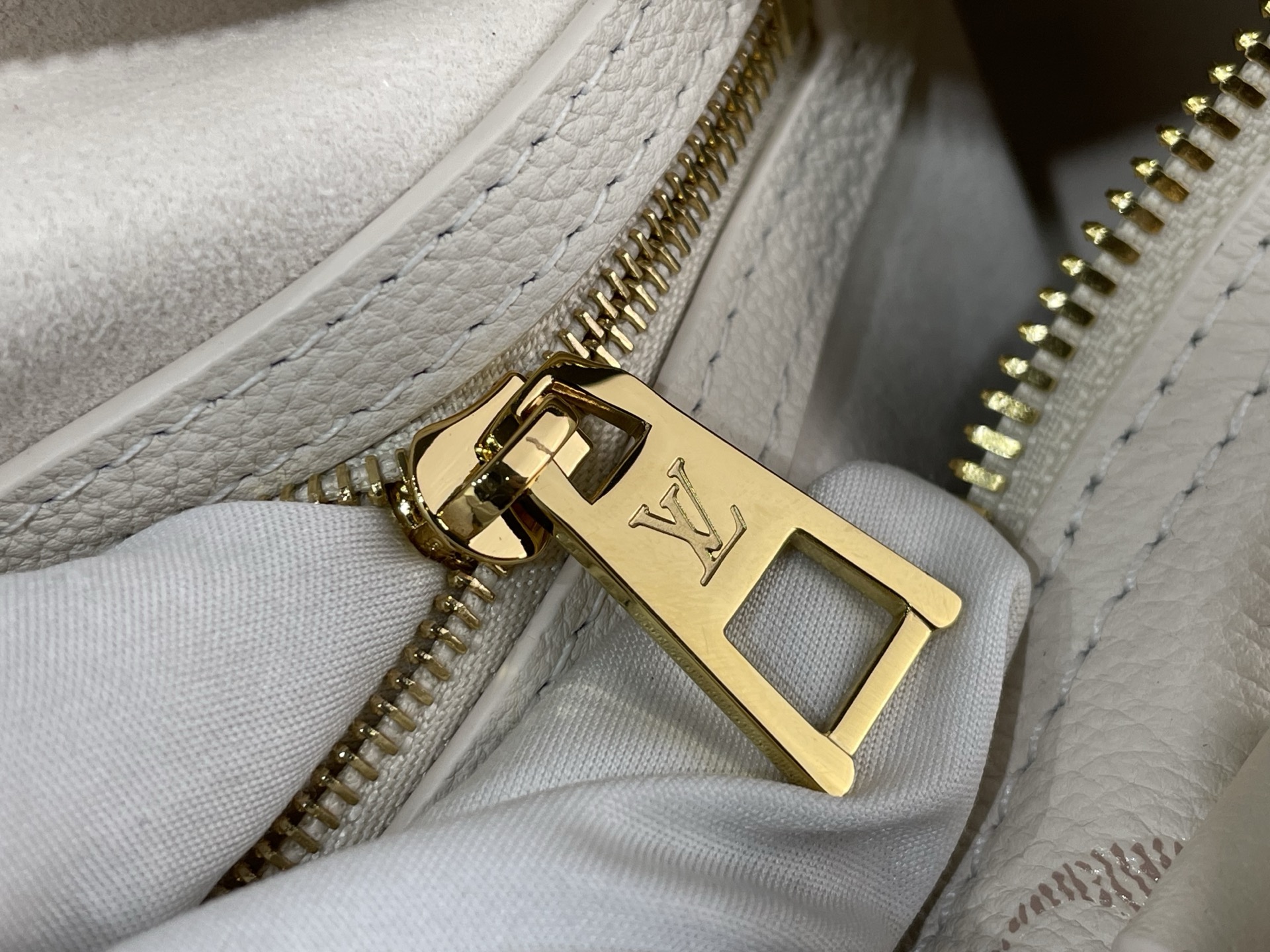 Louis Vuitton Basic Bag Cow Leather Black M-l-s