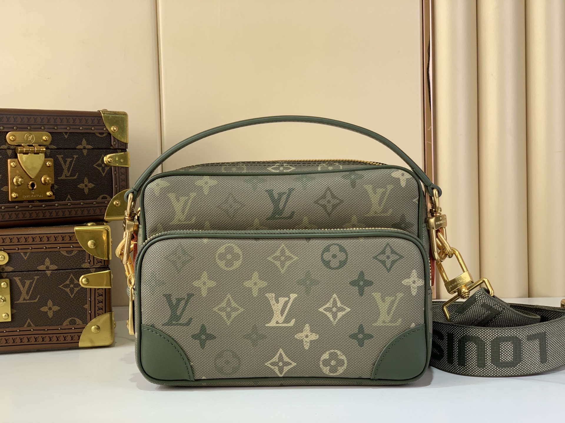 Louis Vuitton Basic Bag Canvas M-l-s