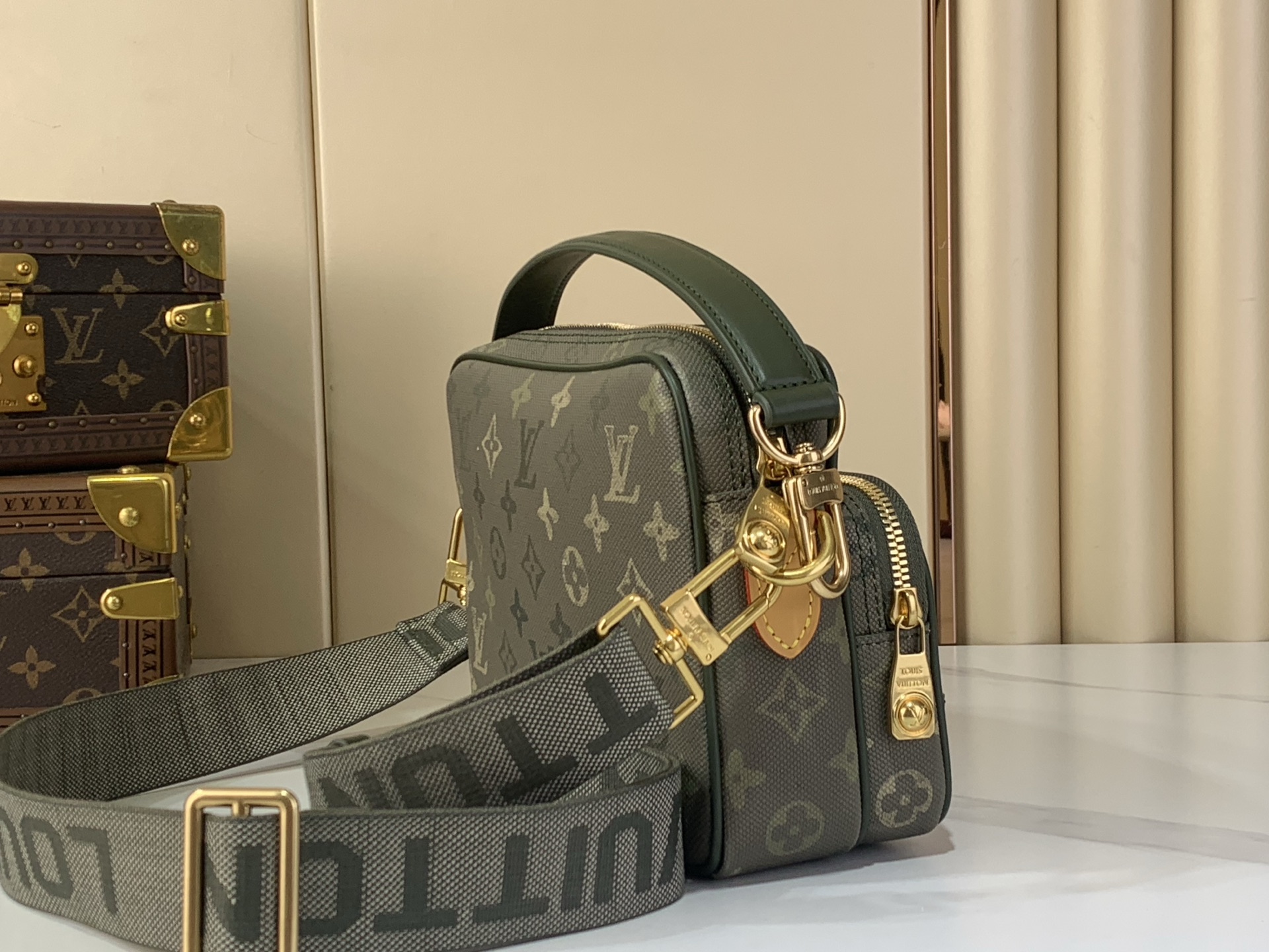 Louis Vuitton Basic Bag Canvas M-l-s