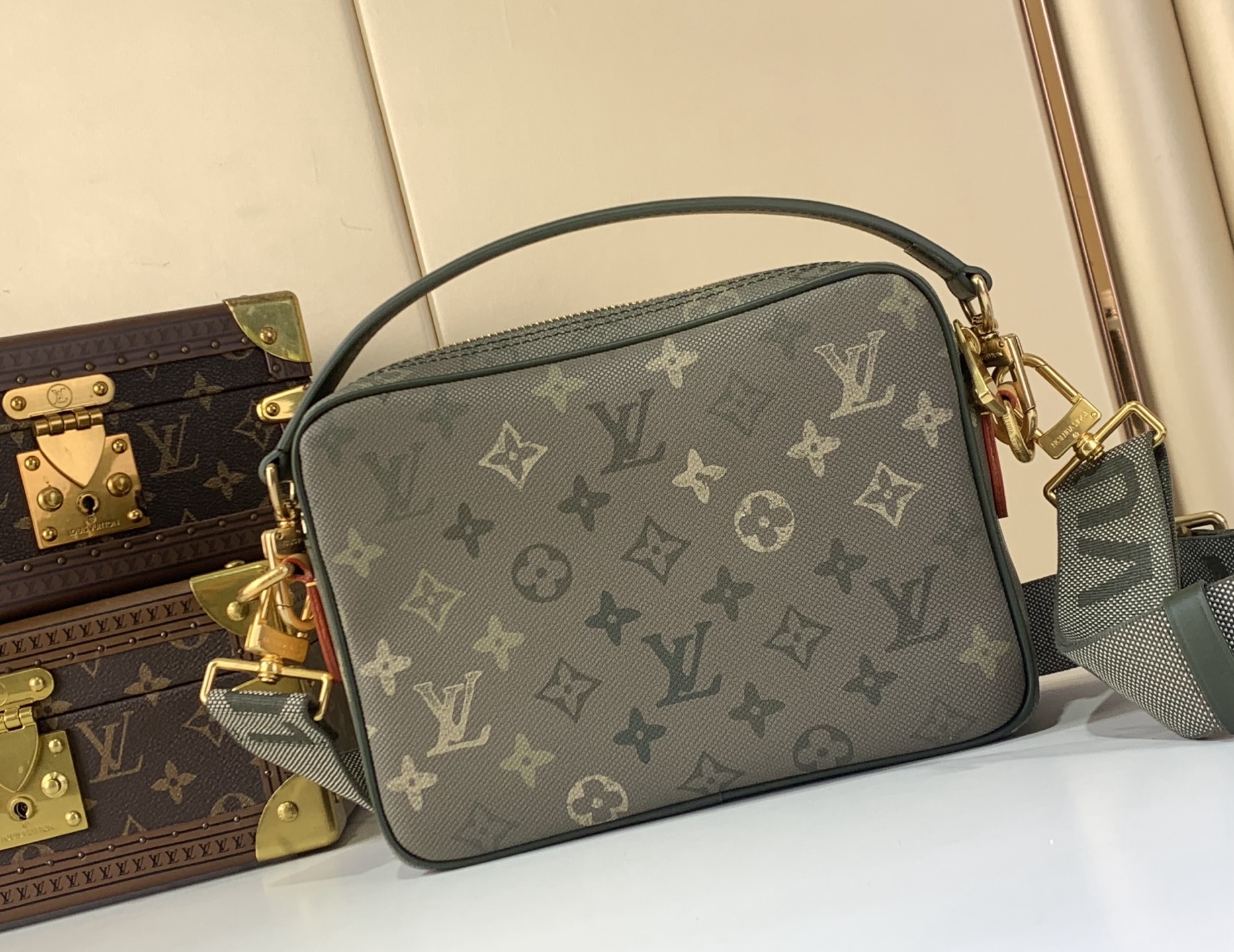 Louis Vuitton Basic Bag Canvas M-l-s