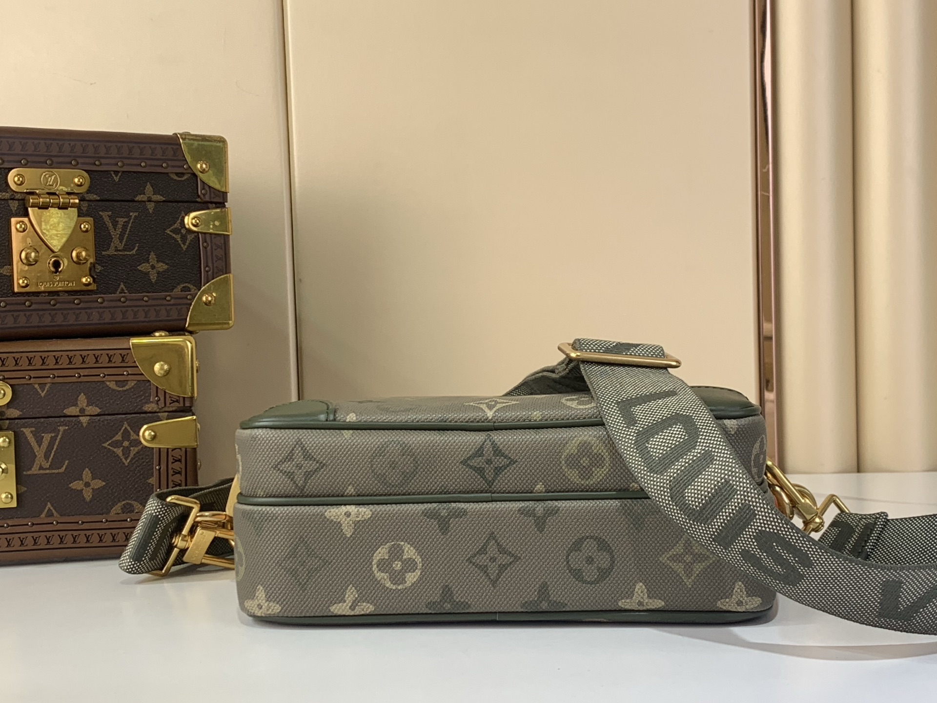 Louis Vuitton Basic Bag Canvas M-l-s