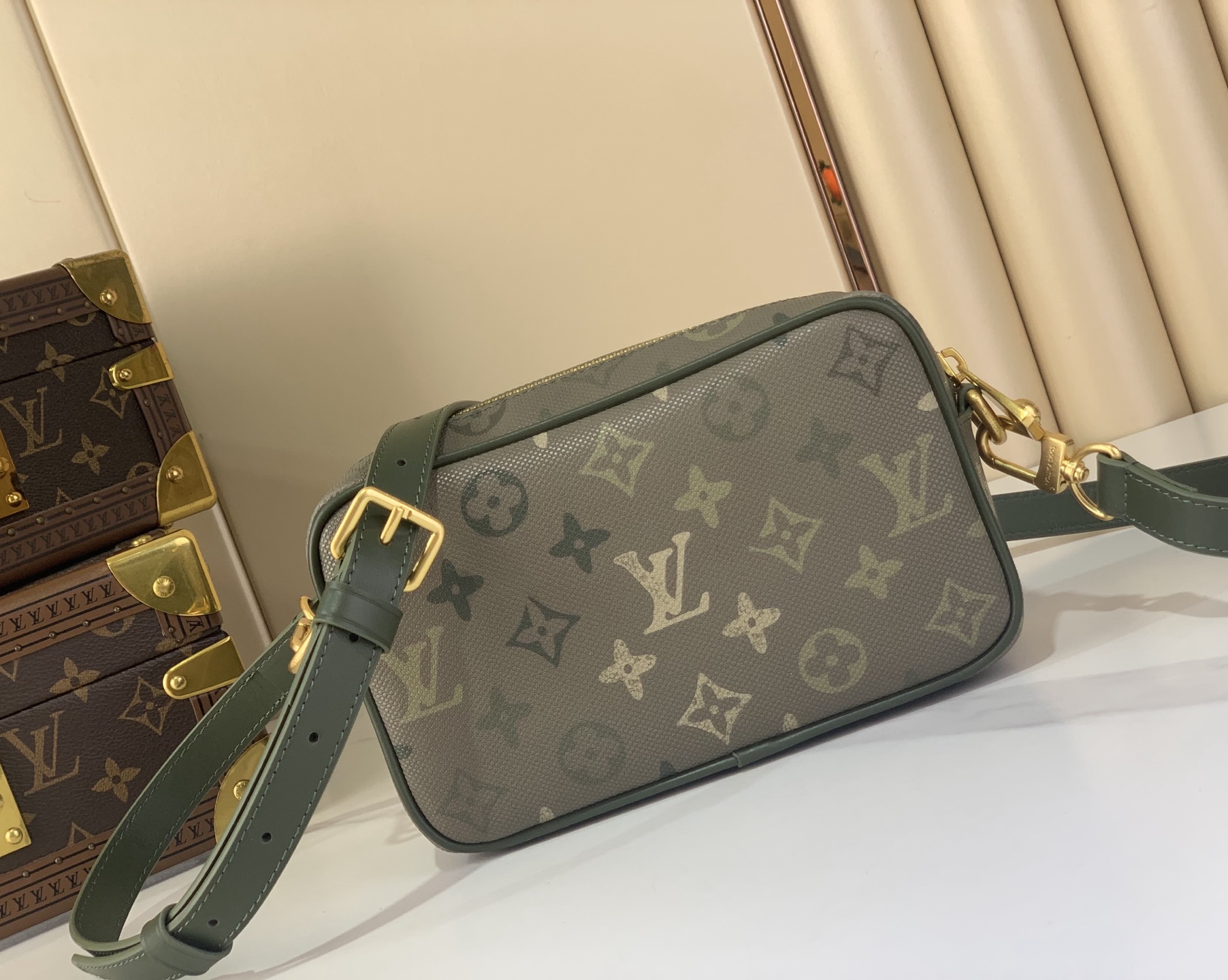 Louis Vuitton Basic Bag Canvas M-l-s