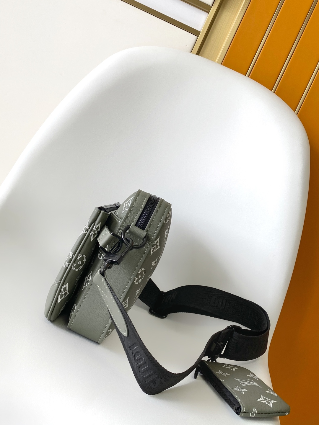 Louis Vuitton Messenger Bag Cow Leather Black M