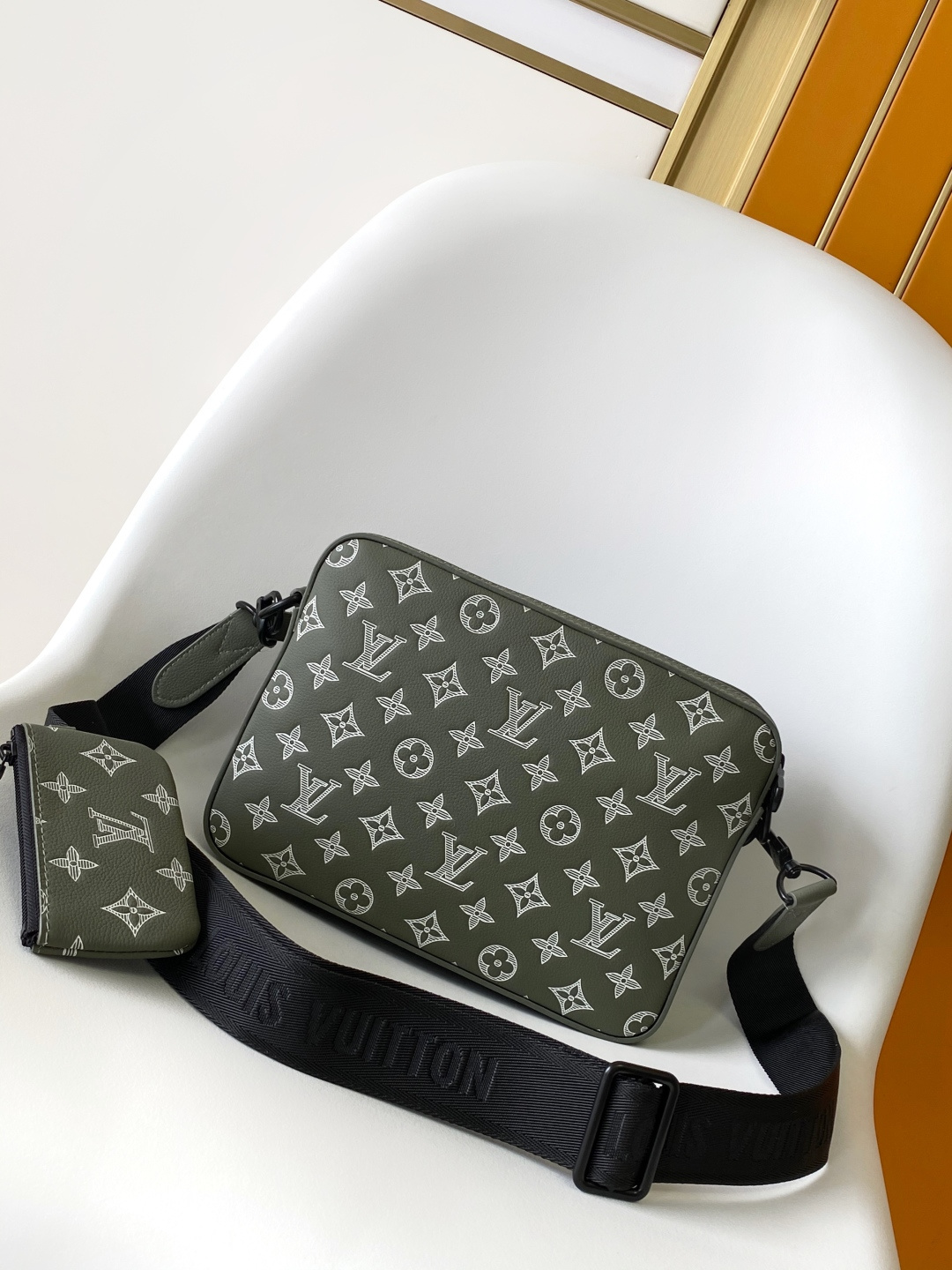 Louis Vuitton Messenger Bag Cow Leather Black M