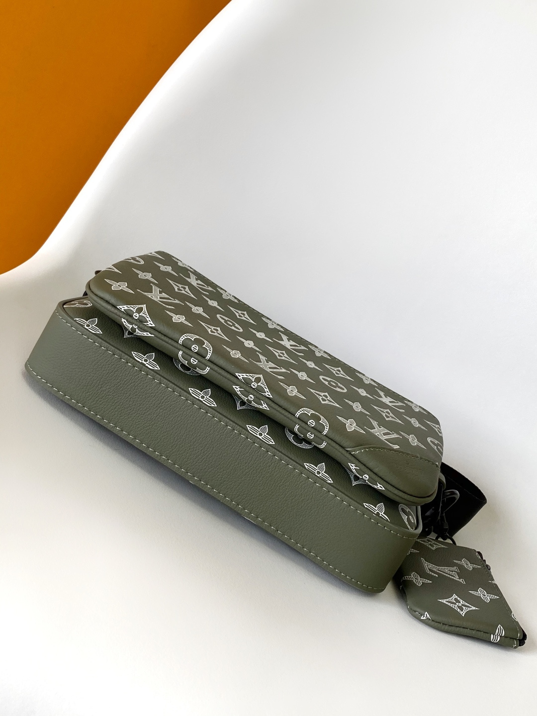 Louis Vuitton Messenger Bag Cow Leather Black M