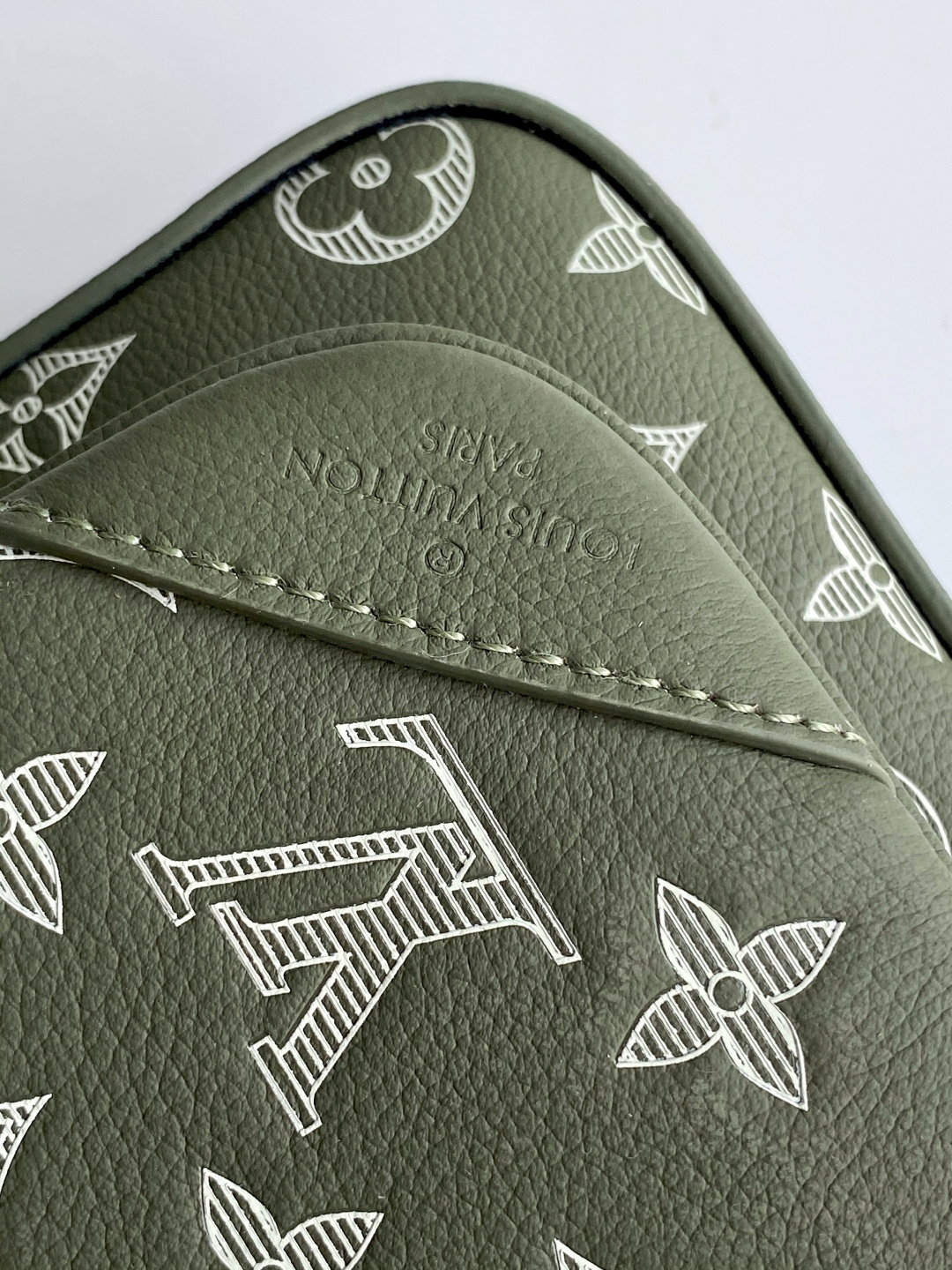 Louis Vuitton Messenger Bag Cow Leather Black M