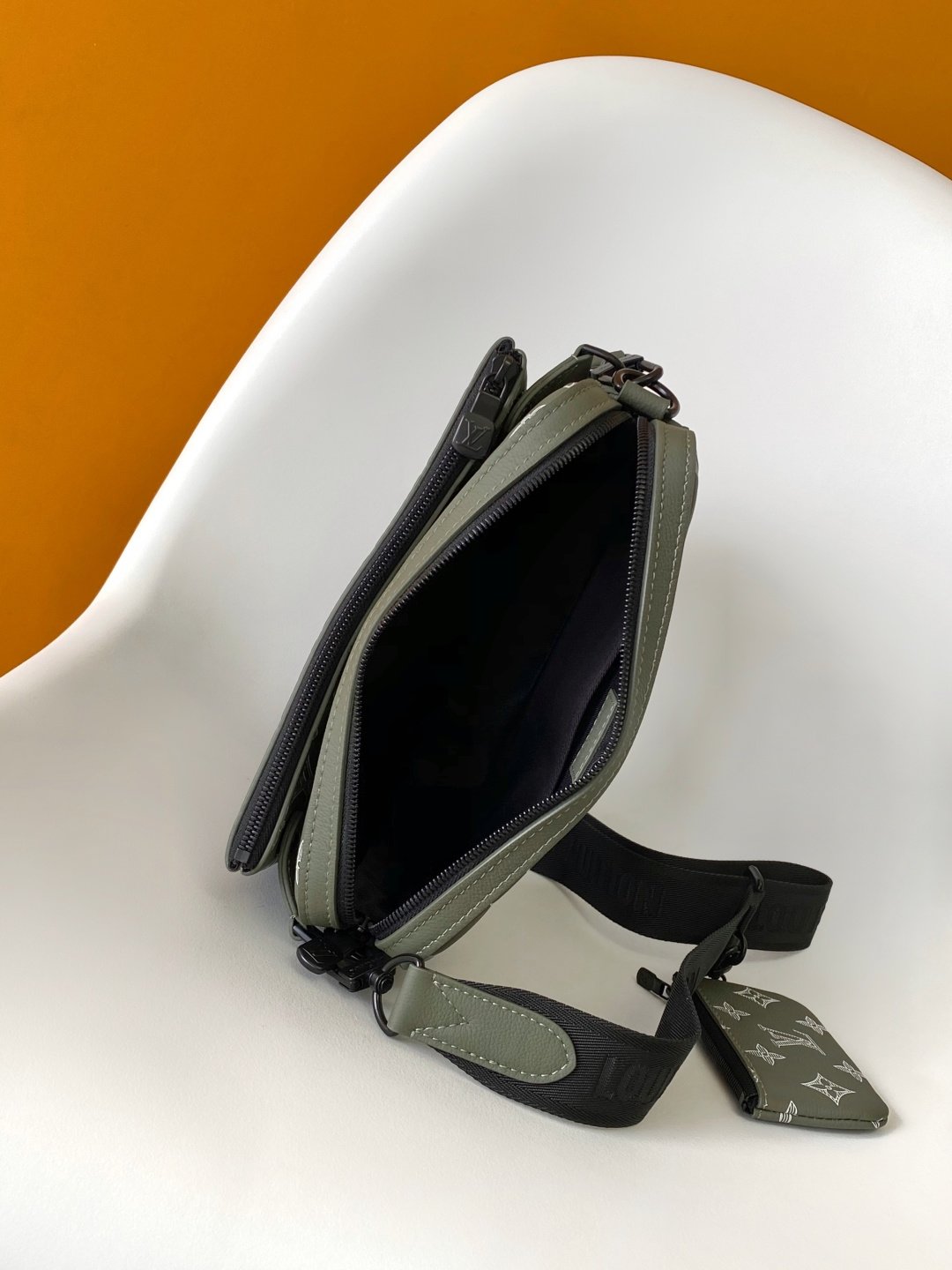 Louis Vuitton Messenger Bag Cow Leather Black M