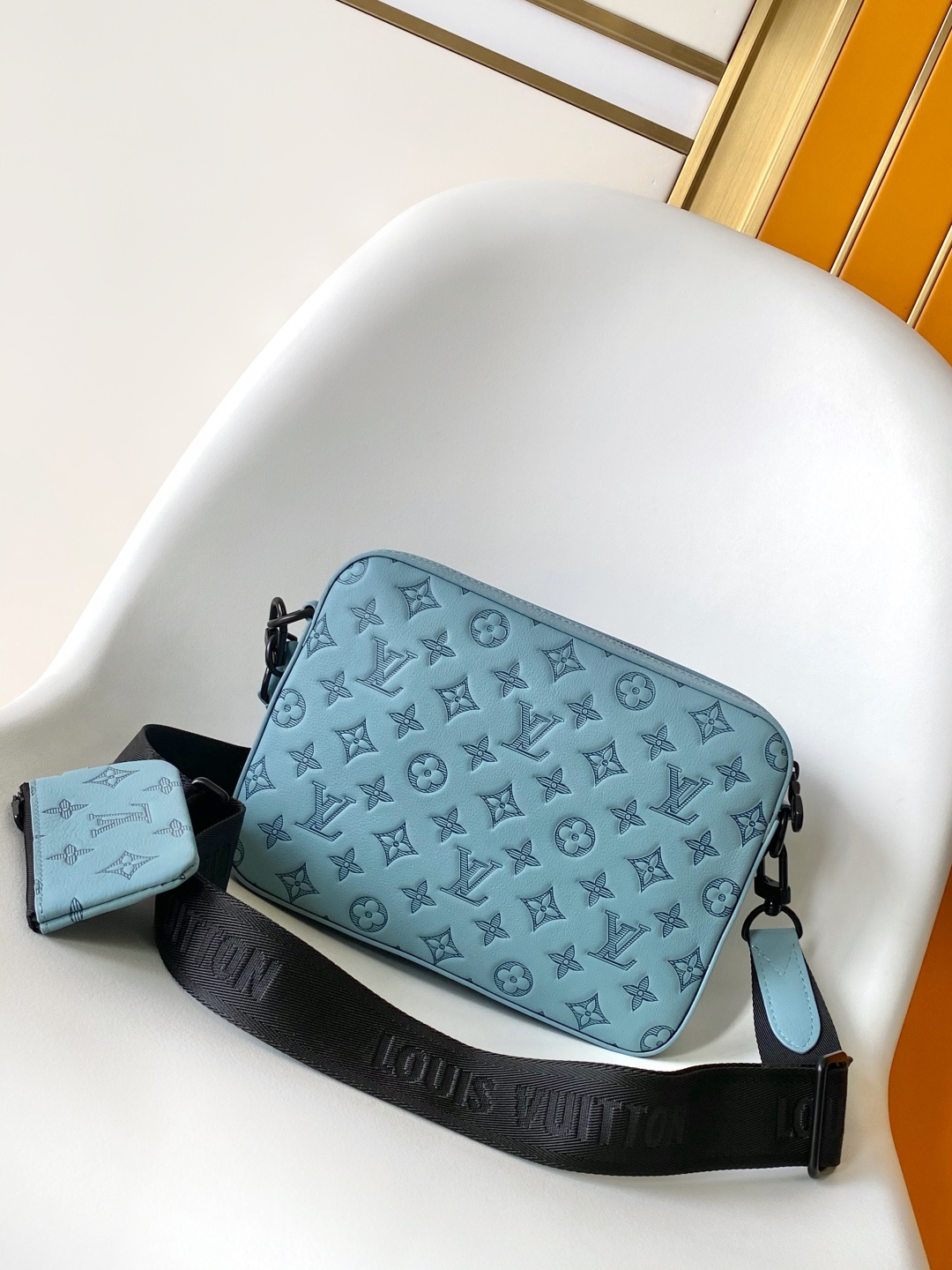 Louis Vuitton Messenger Bag Cow Leather Black M