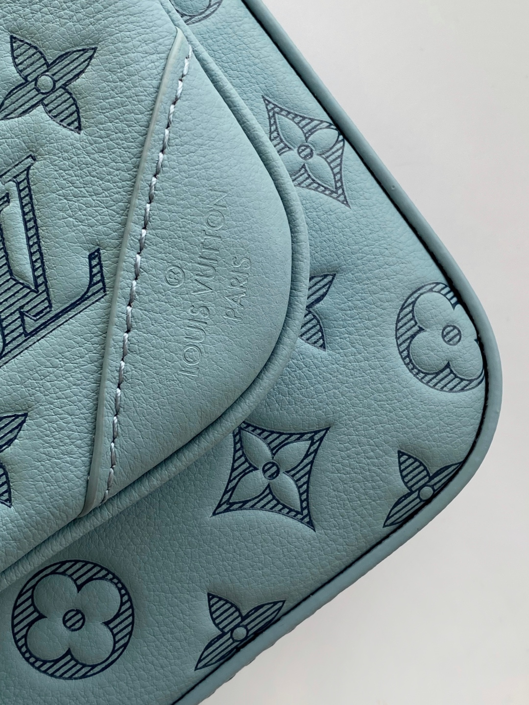 Louis Vuitton Messenger Bag Cow Leather Black M