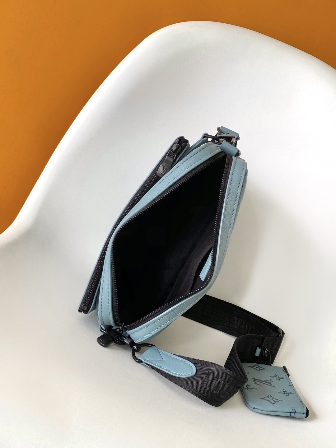 Louis Vuitton Messenger Bag Cow Leather Black M