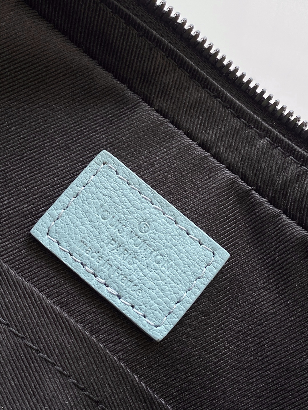 Louis Vuitton Messenger Bag Cow Leather Black M