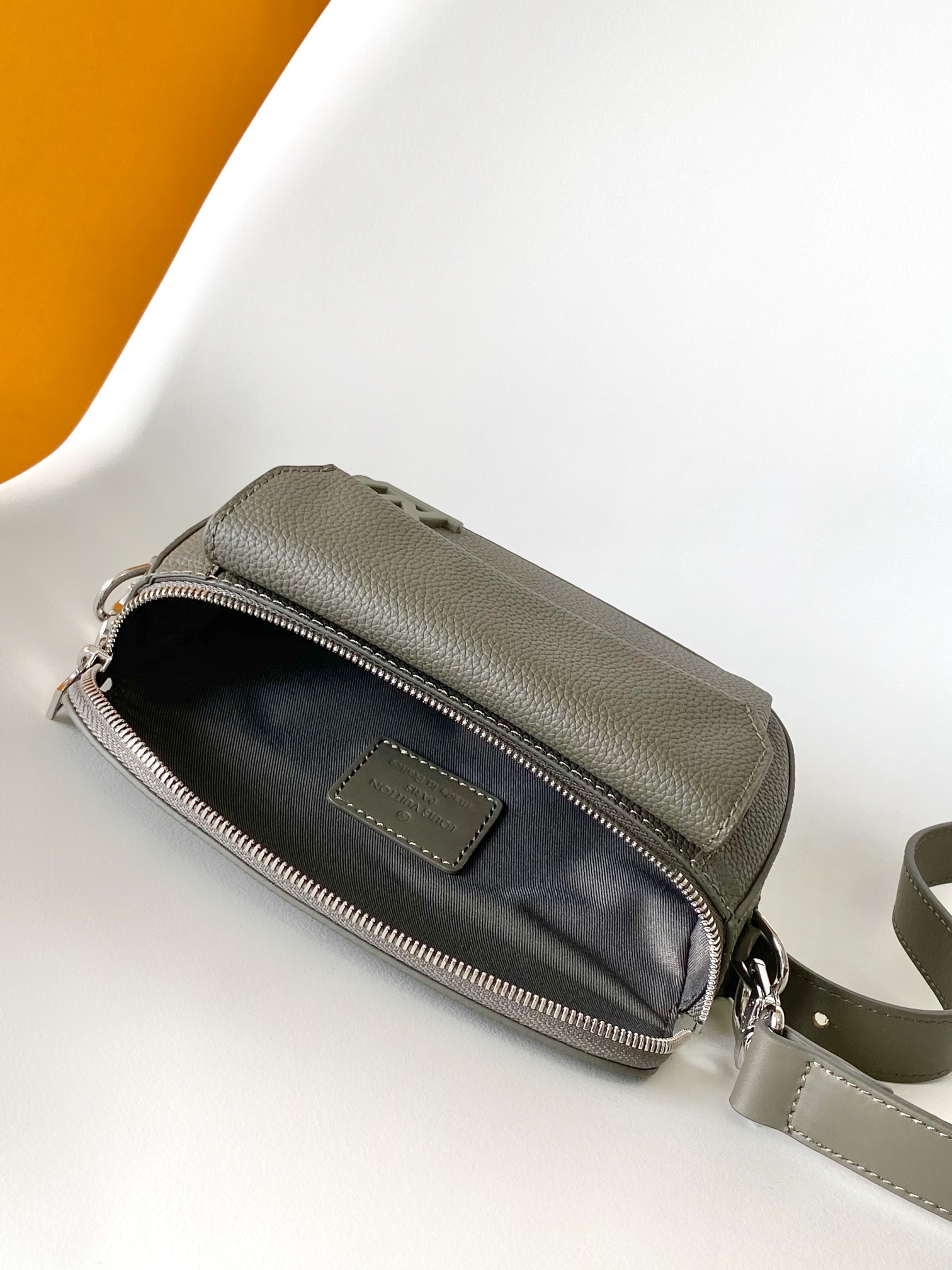Basic Bag Cow Leather M-l