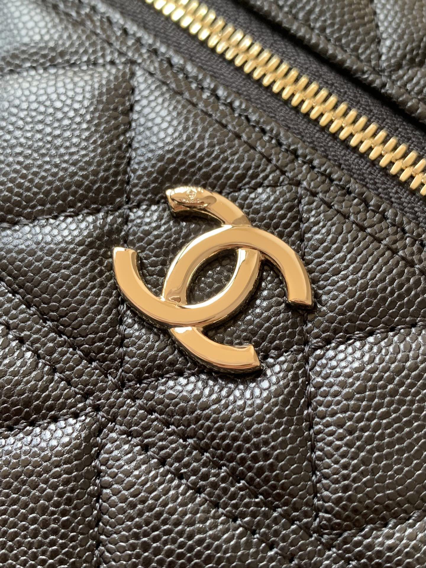 Chanel Basic Bag Black M-l