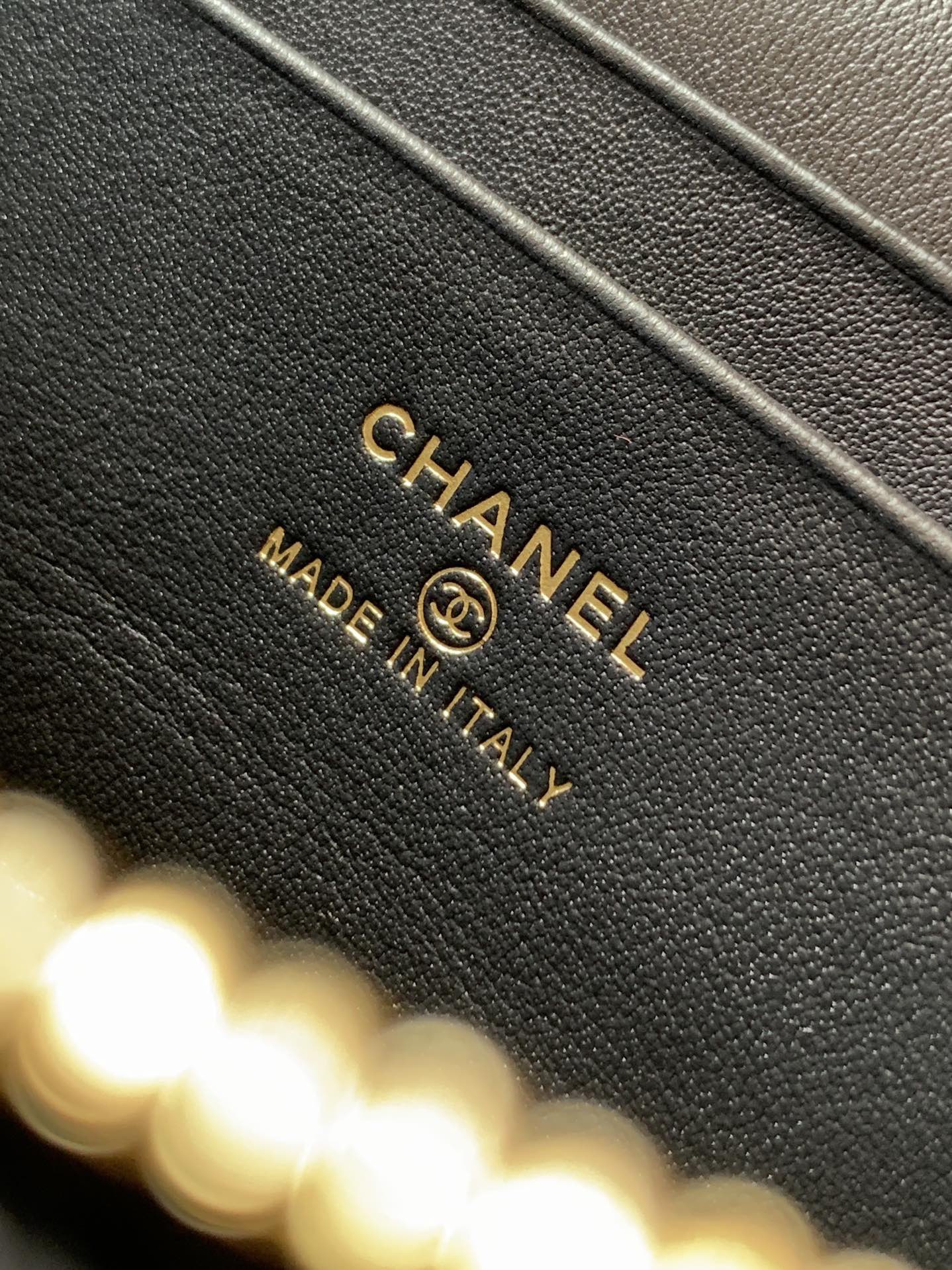 Chanel Basic Bag Black M-l