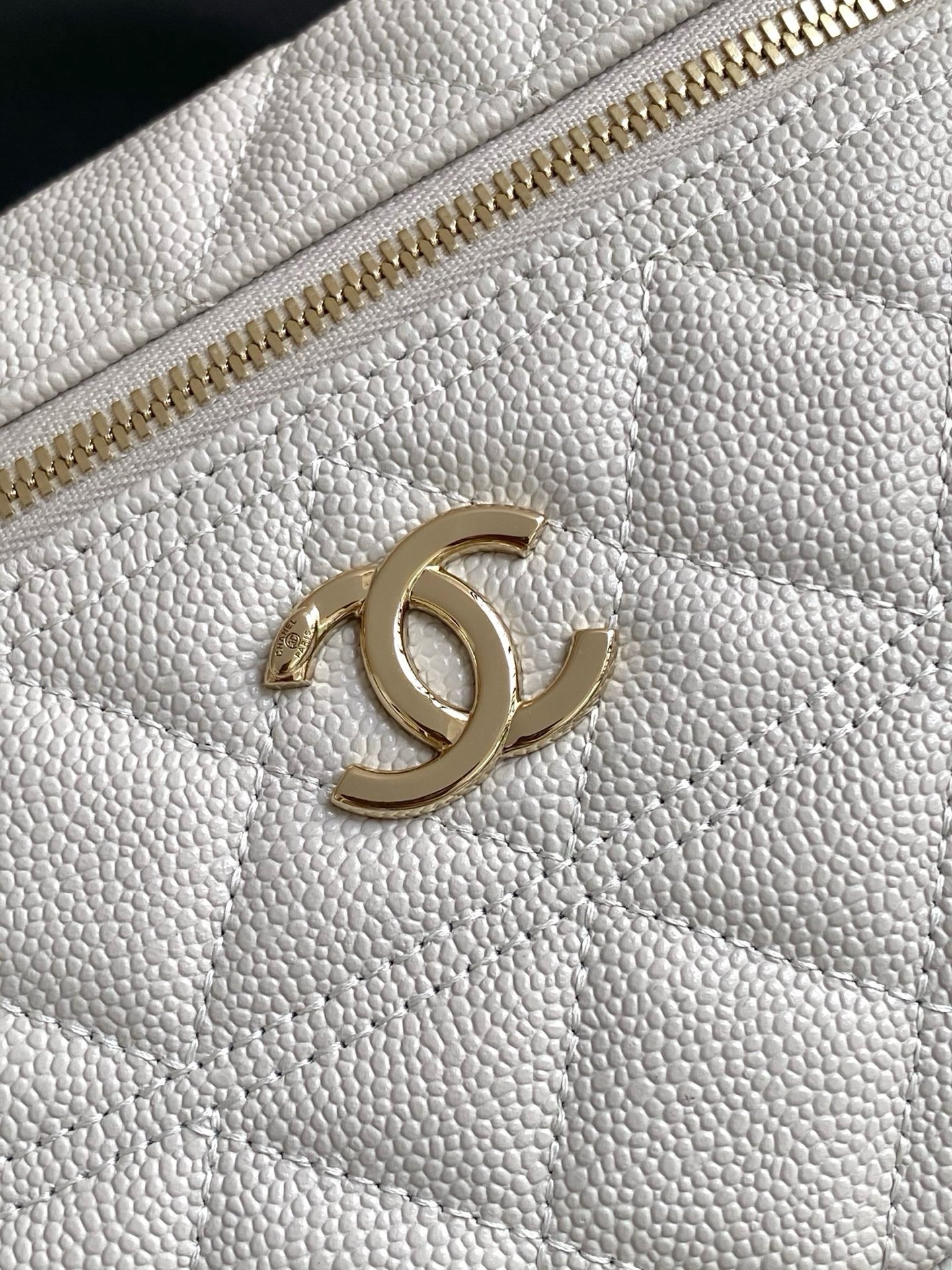 Chanel Basic Bag Black M-l