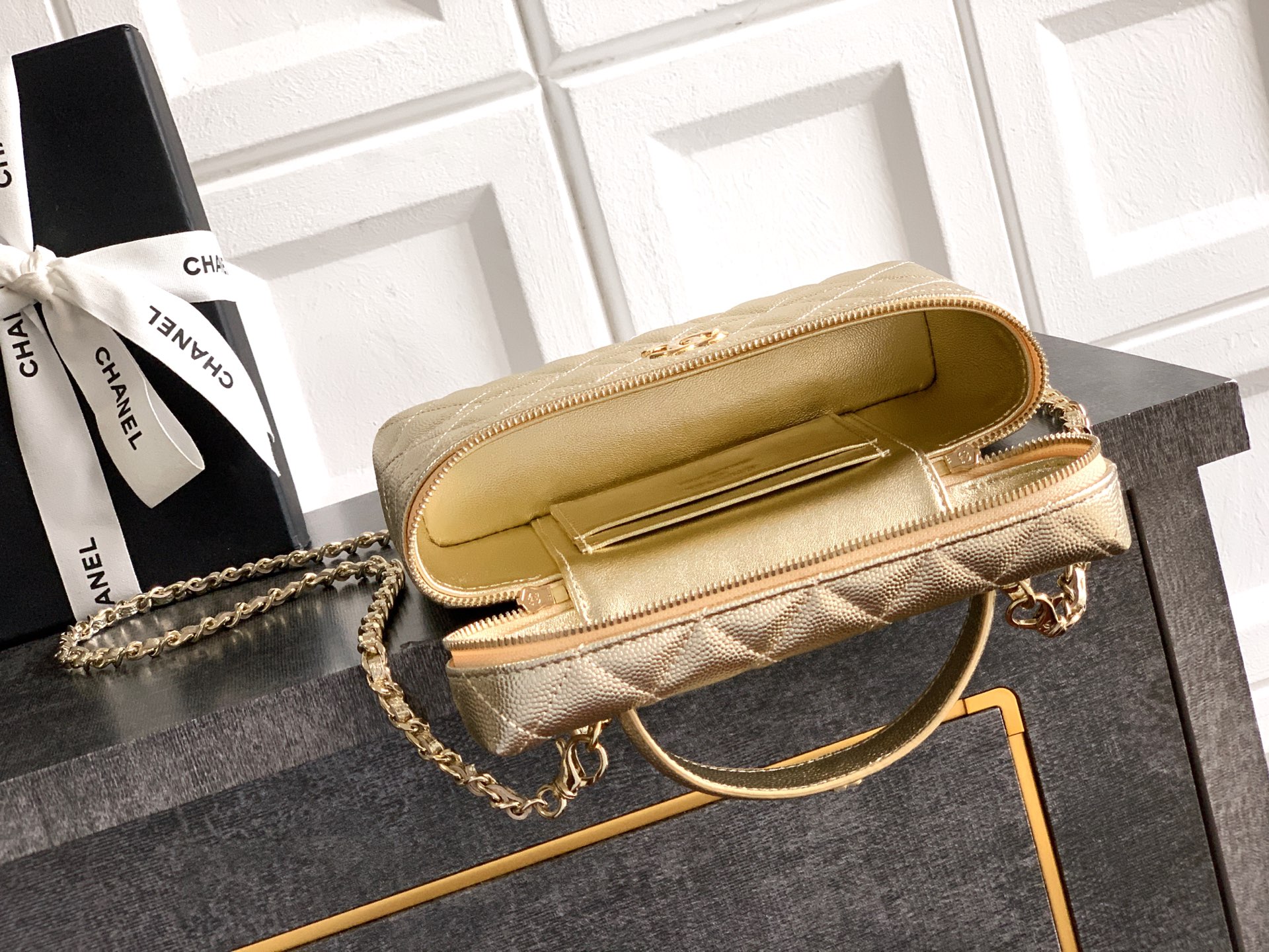 Chanel Basic Bag Black M-l