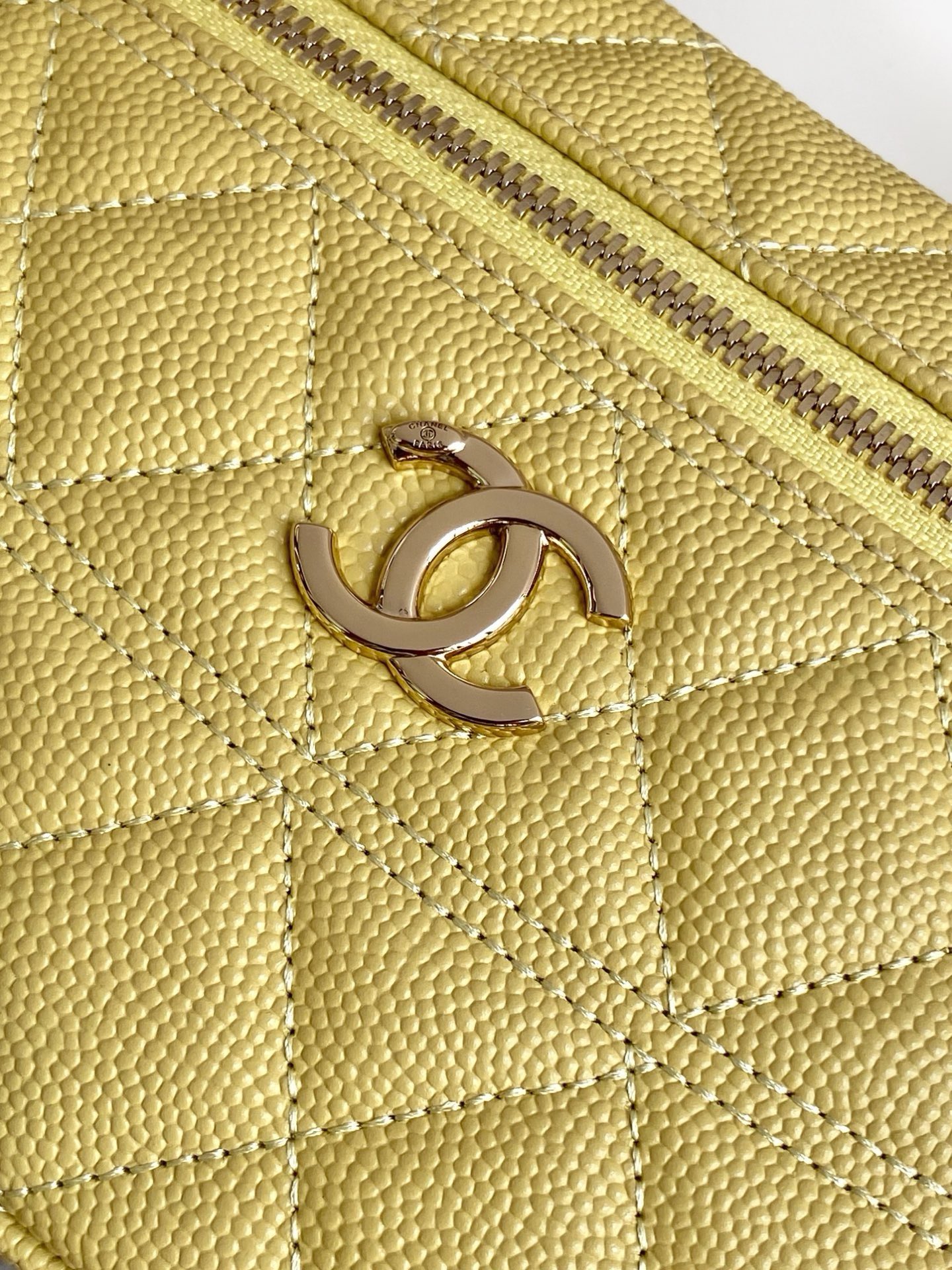 Chanel Basic Bag Black M-l