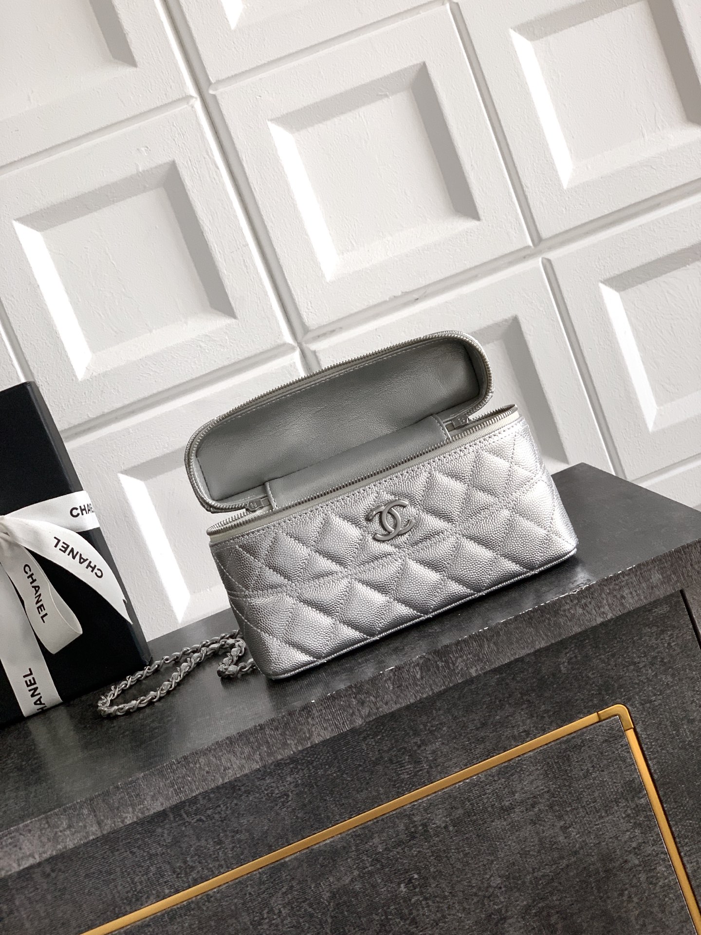 Chanel Basic Bag Black M-l