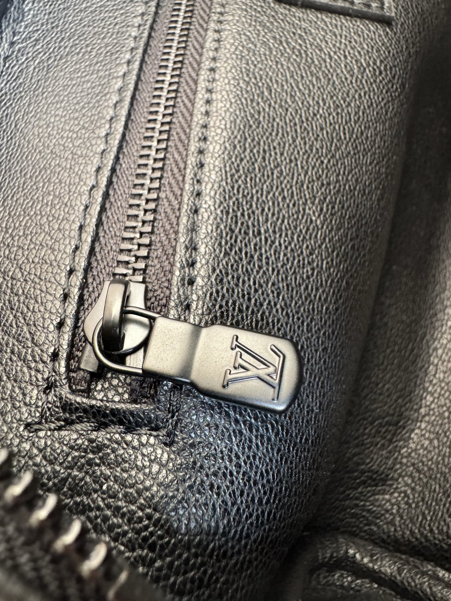 Louis Vuitton Basic Bag M-l