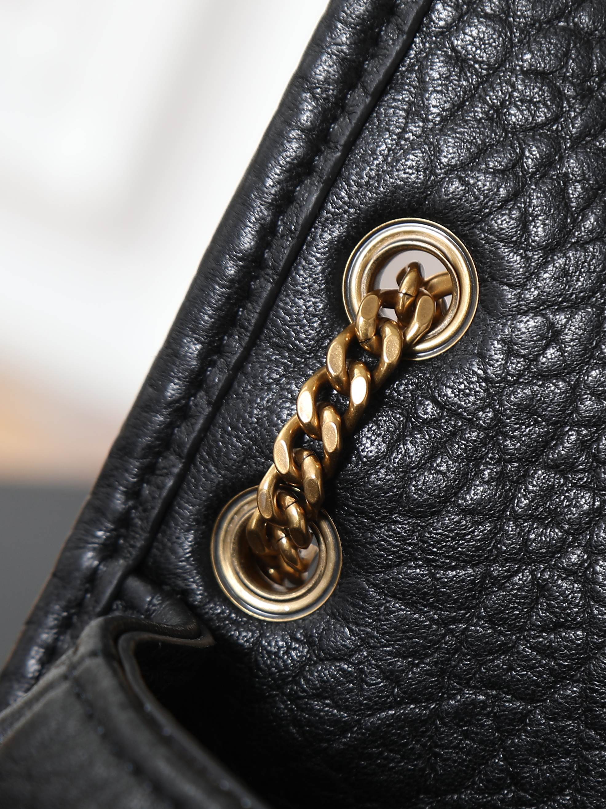 Basic Bag Sheepskin Black M-18cm