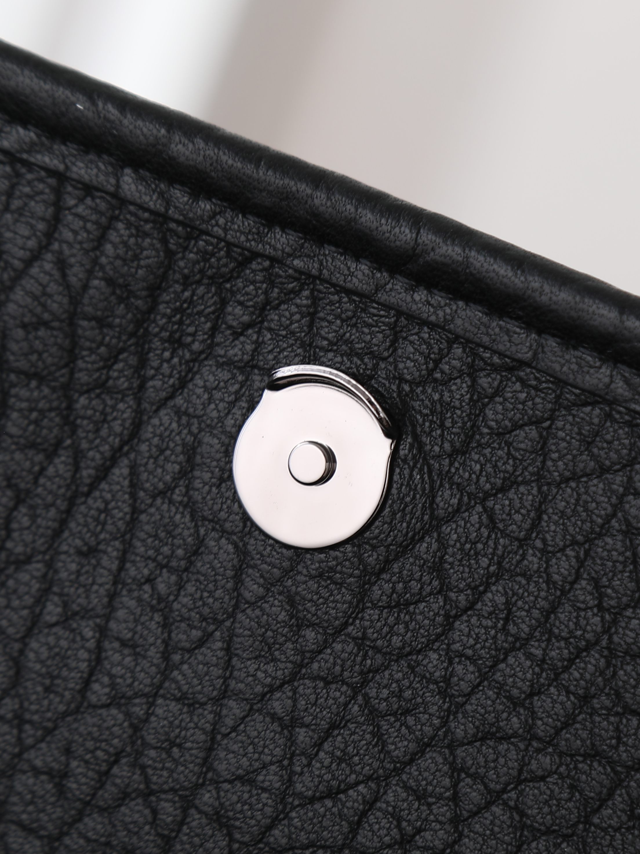 Basic Bag Sheepskin Black M-18cm