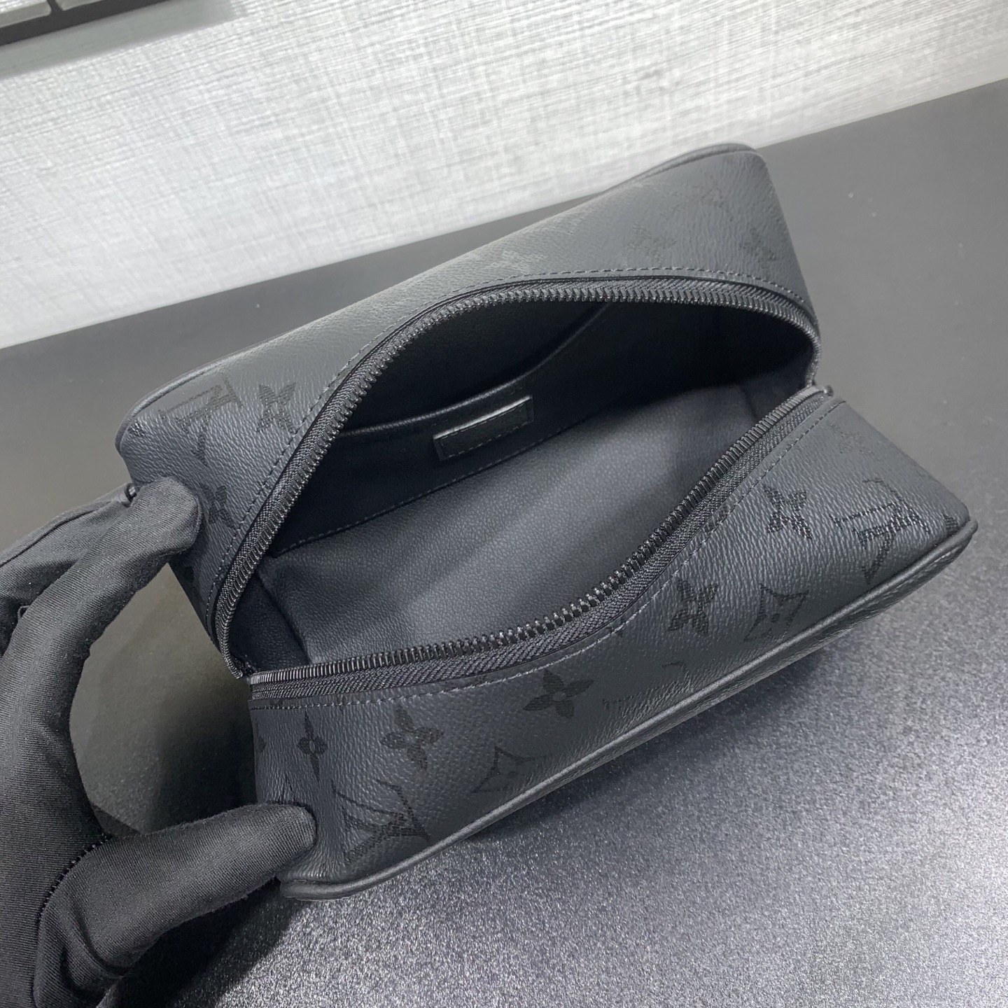 Louis Vuitton Basic Bag Canvas M-l