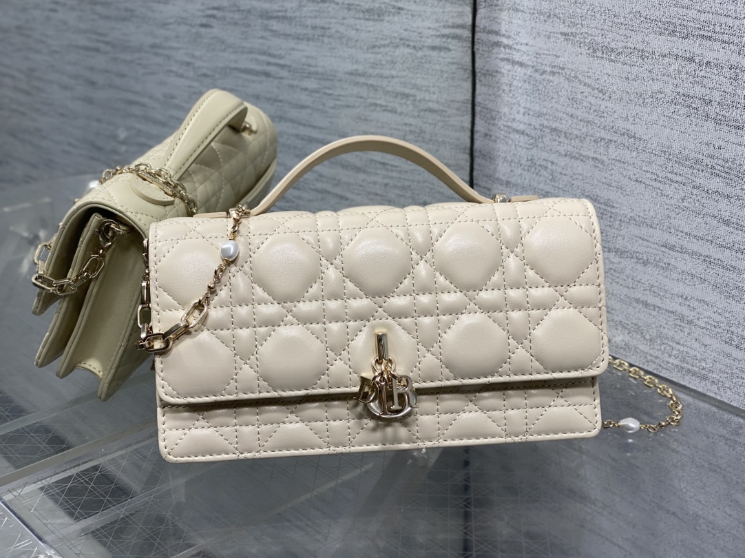 Clutch Bag Sheepskin Beige M-s