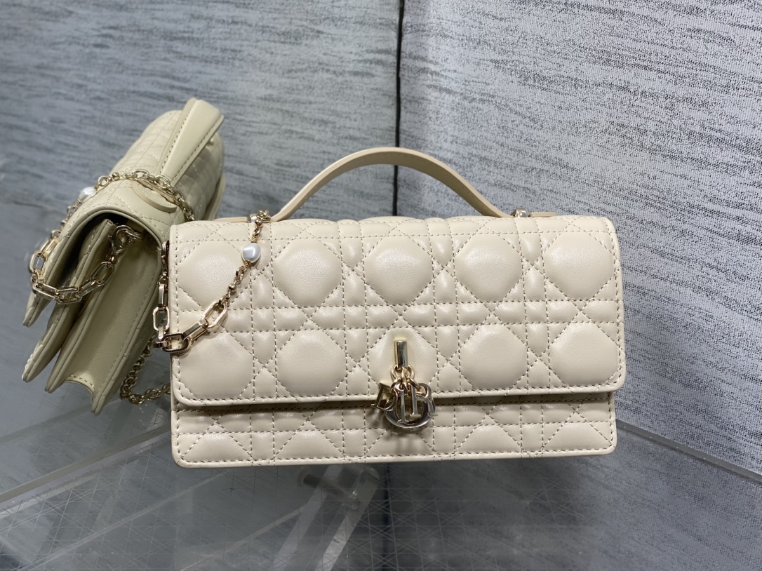 Clutch Bag Sheepskin Beige M-s