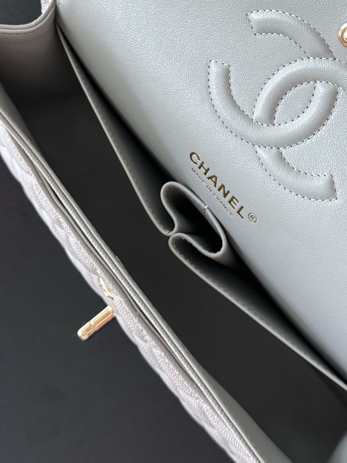 Chanel Basic Bag Sheepskin White M-l-s