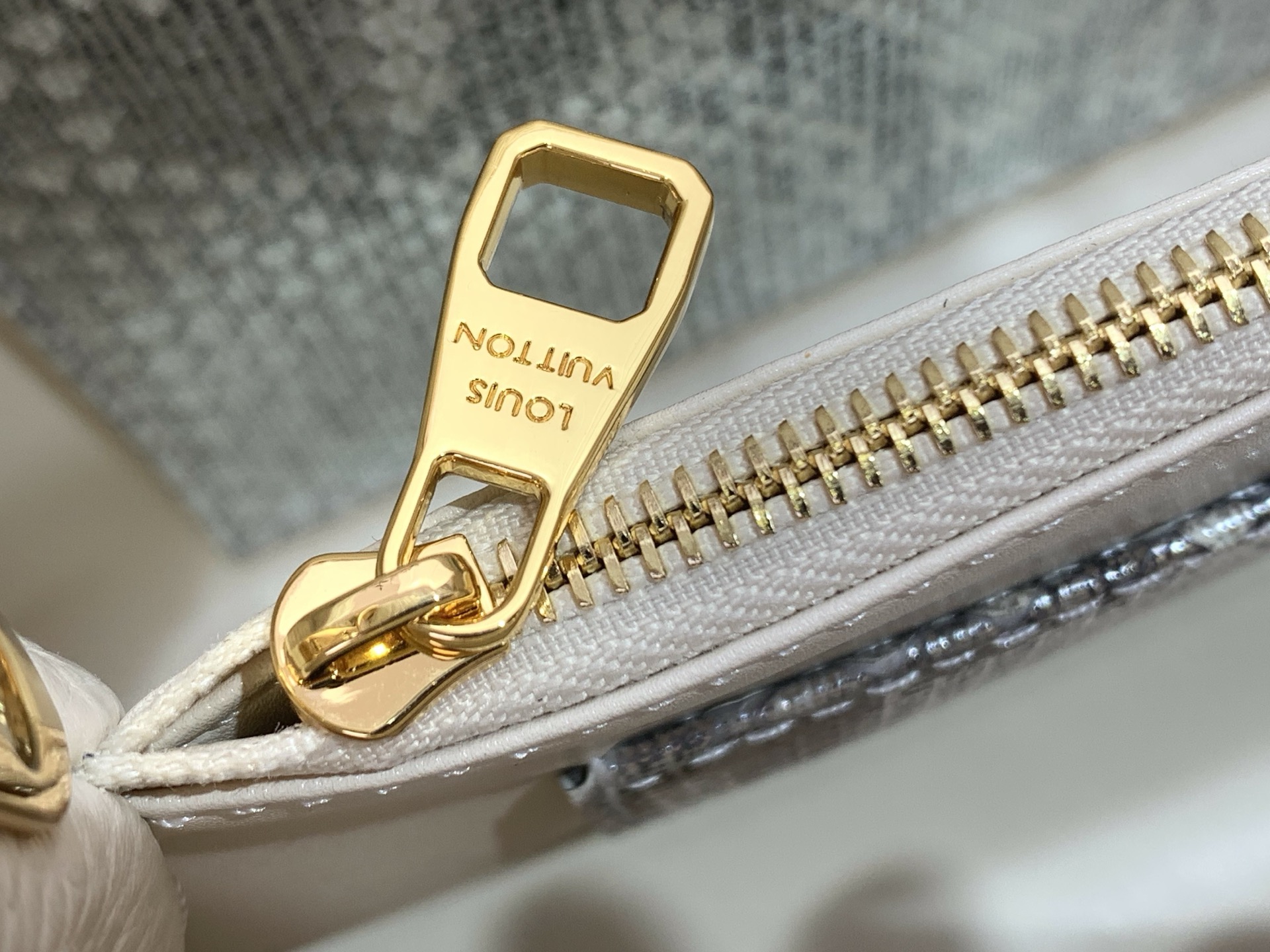 Louis Vuitton Basic Bag White M-s