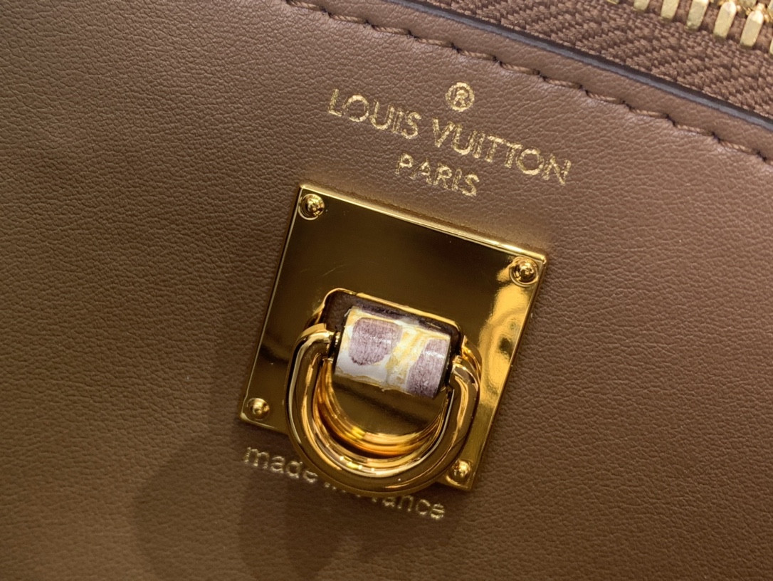 Louis Vuitton Basic Bag Cow Leather White M-l-s