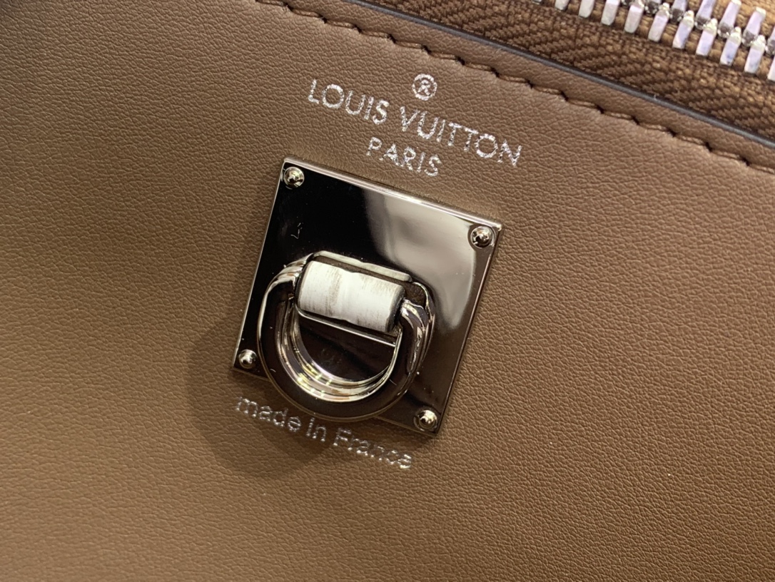 Louis Vuitton Basic Bag Cow Leather White M-l-s