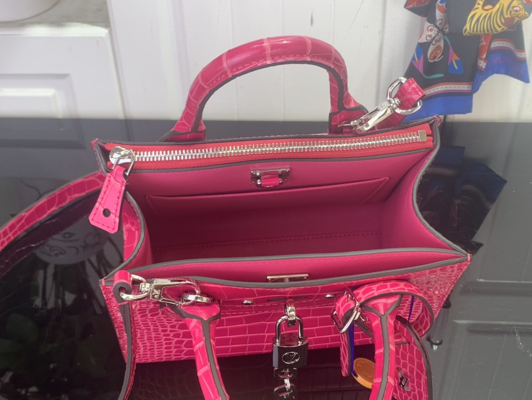 Louis Vuitton Basic Bag Cow Leather Red M-l-s