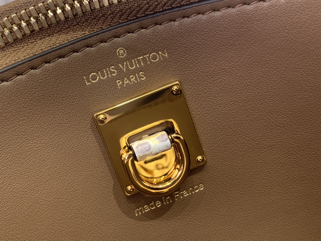 Louis Vuitton Basic Bag Cow Leather White M-l-s