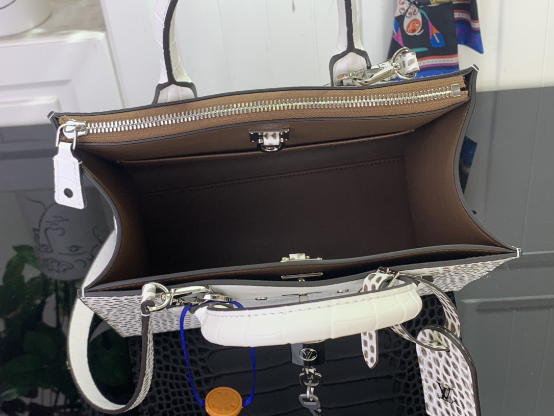 Louis Vuitton Basic Bag Cow Leather White M-l-s