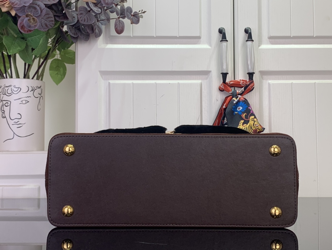 Louis Vuitton Basic Bag Gold M-l-s