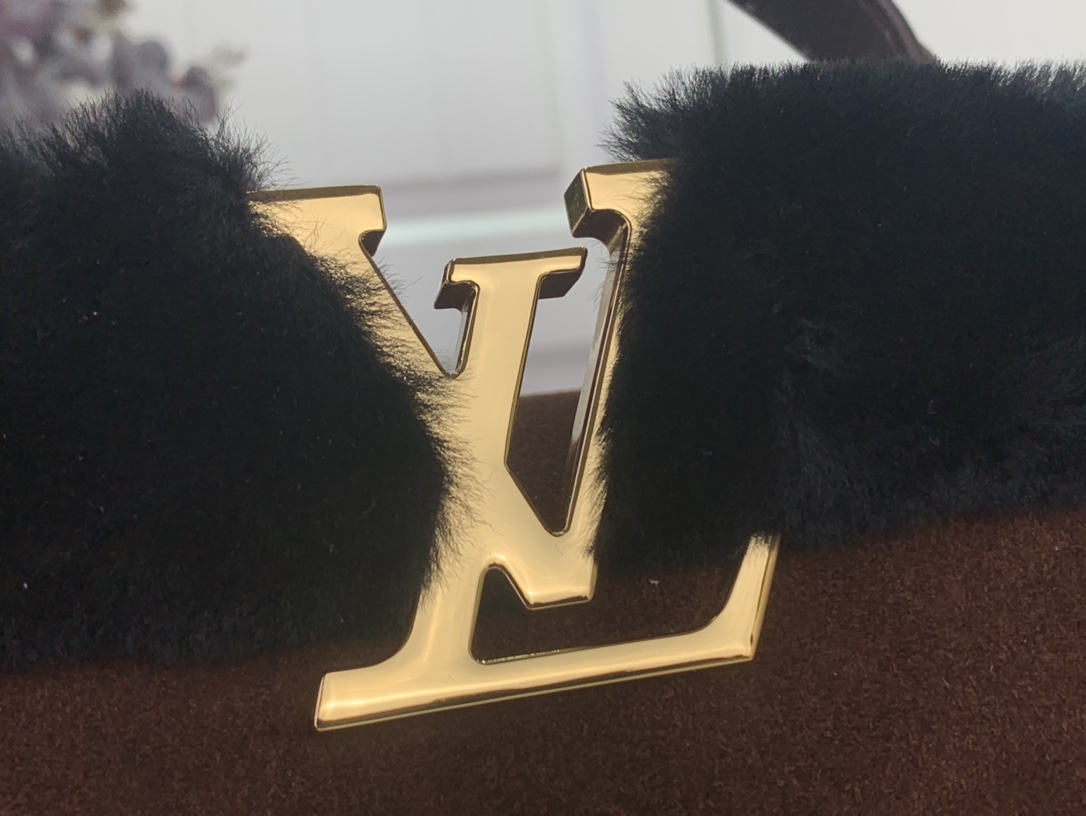 Louis Vuitton Basic Bag Gold M-l-s